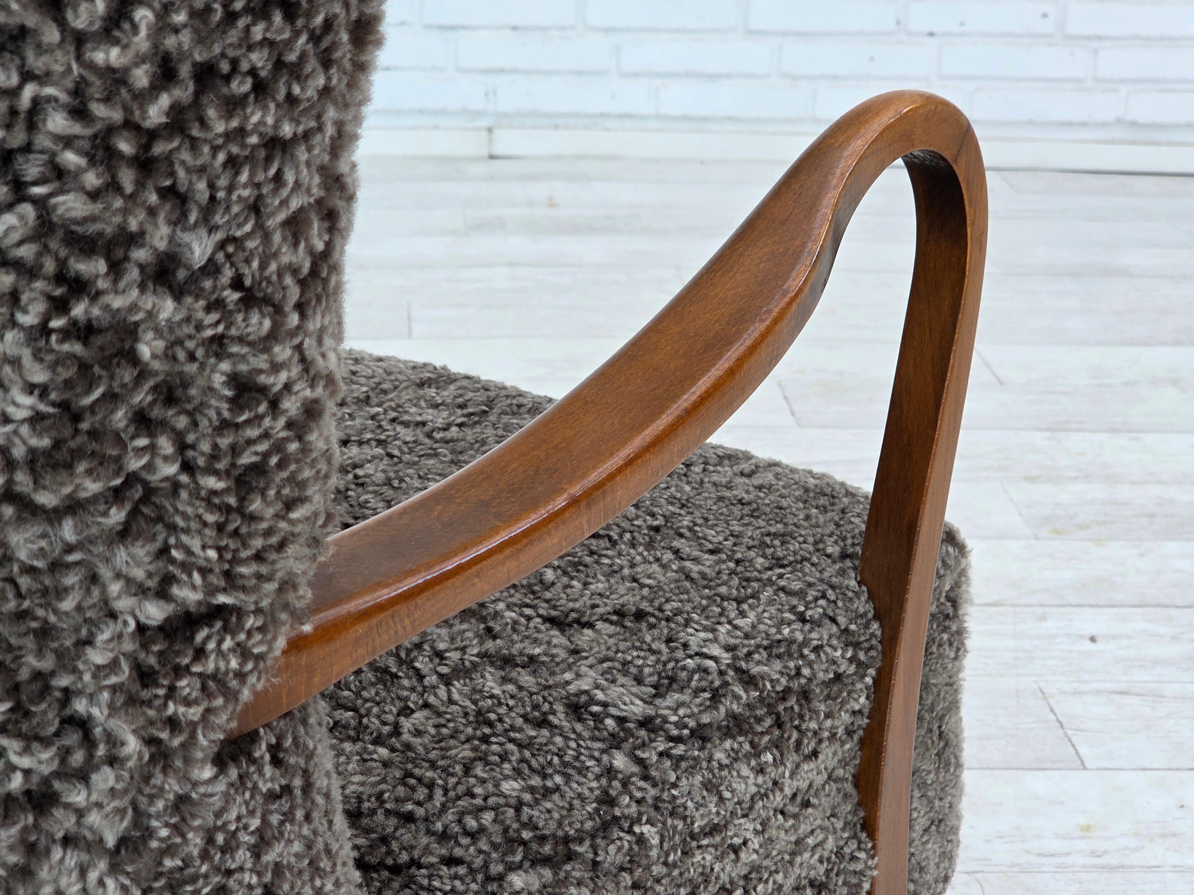 Fauteuil danois retapissé des années 1960, avec tabouret, véritable peau de mouton. en vente 13