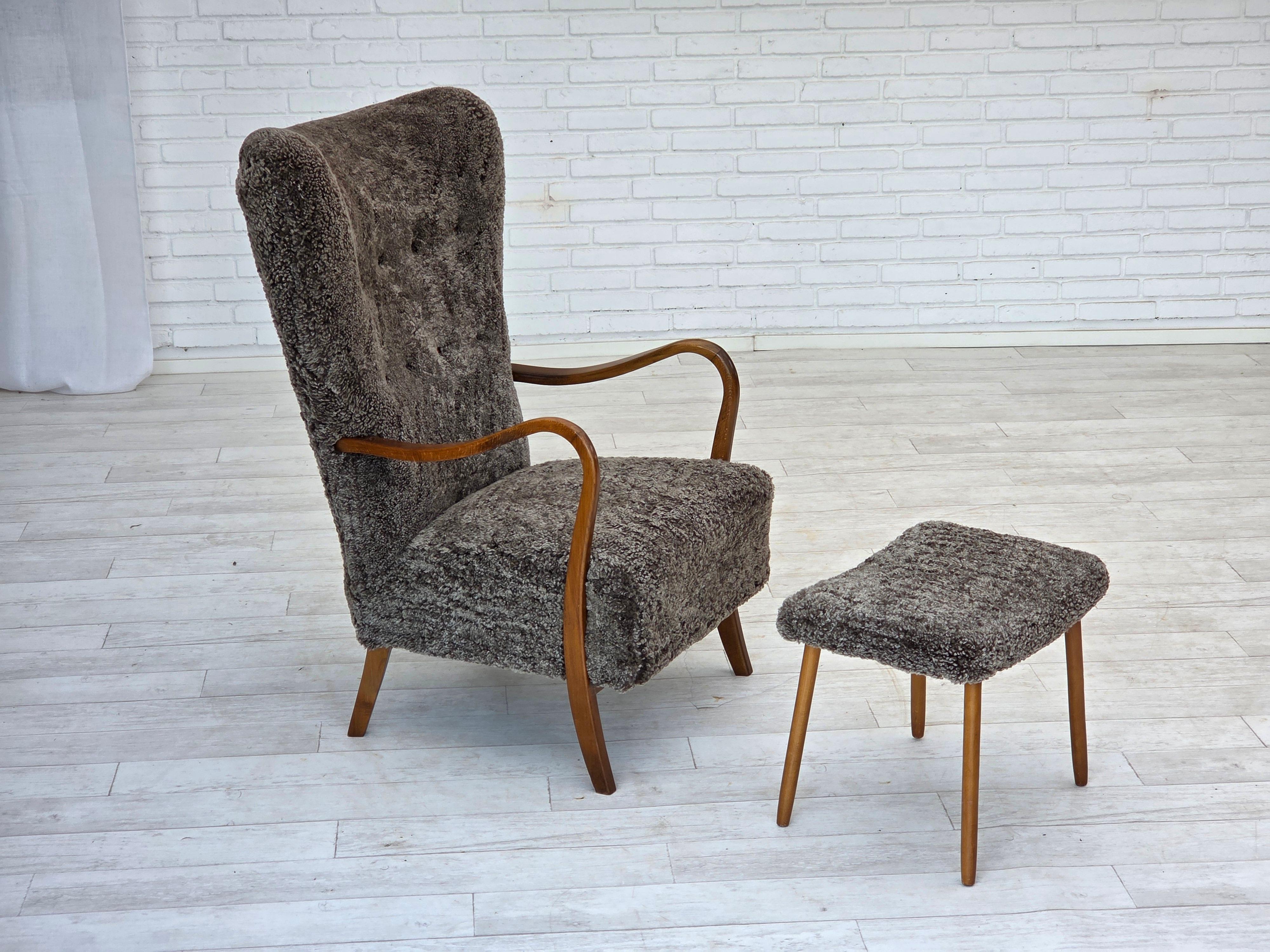 Scandinave moderne Fauteuil danois retapissé des années 1960, avec tabouret, véritable peau de mouton. en vente
