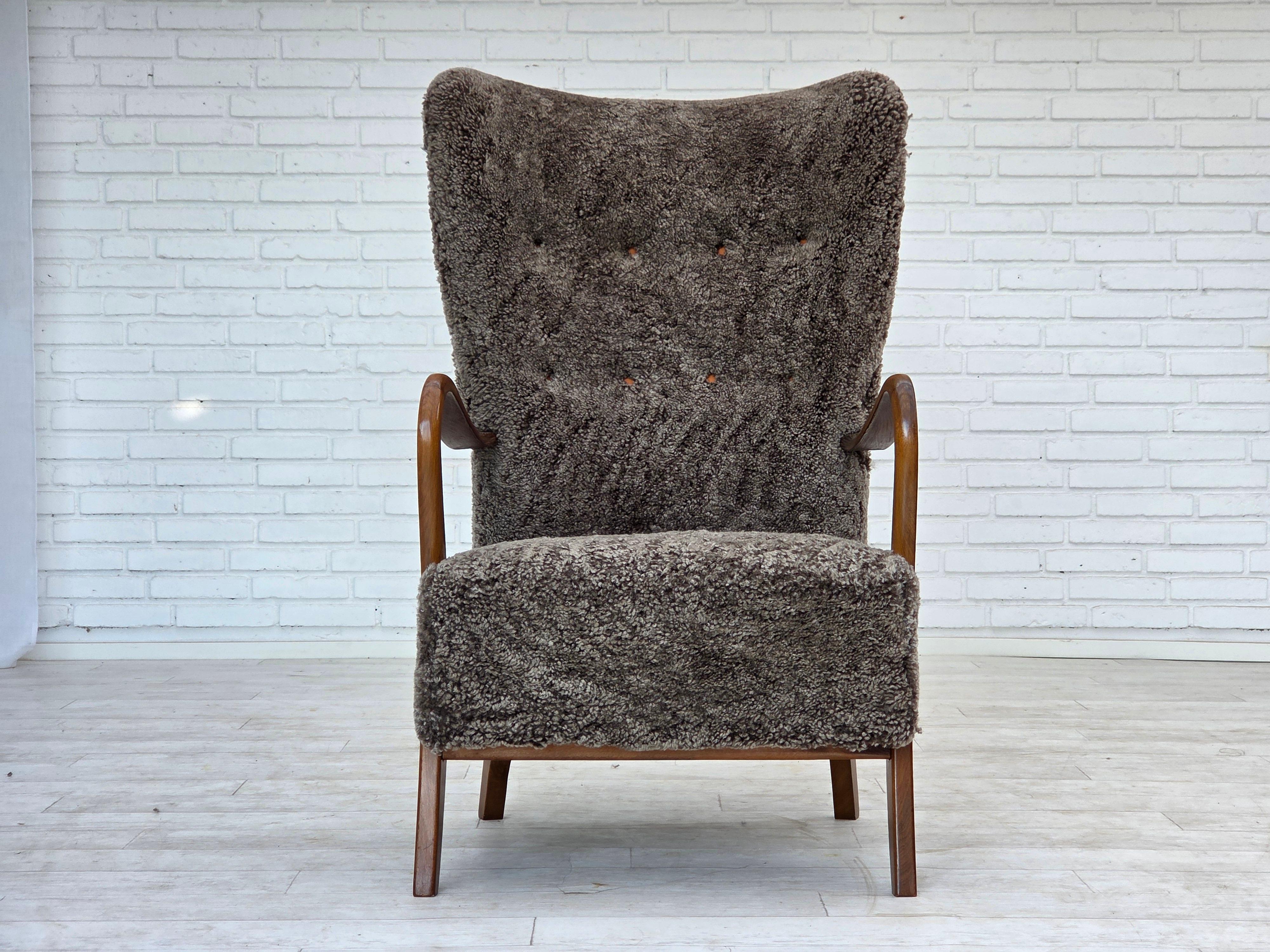 Fauteuil danois retapissé des années 1960, avec tabouret, véritable peau de mouton. Bon état - En vente à Tarm, 82
