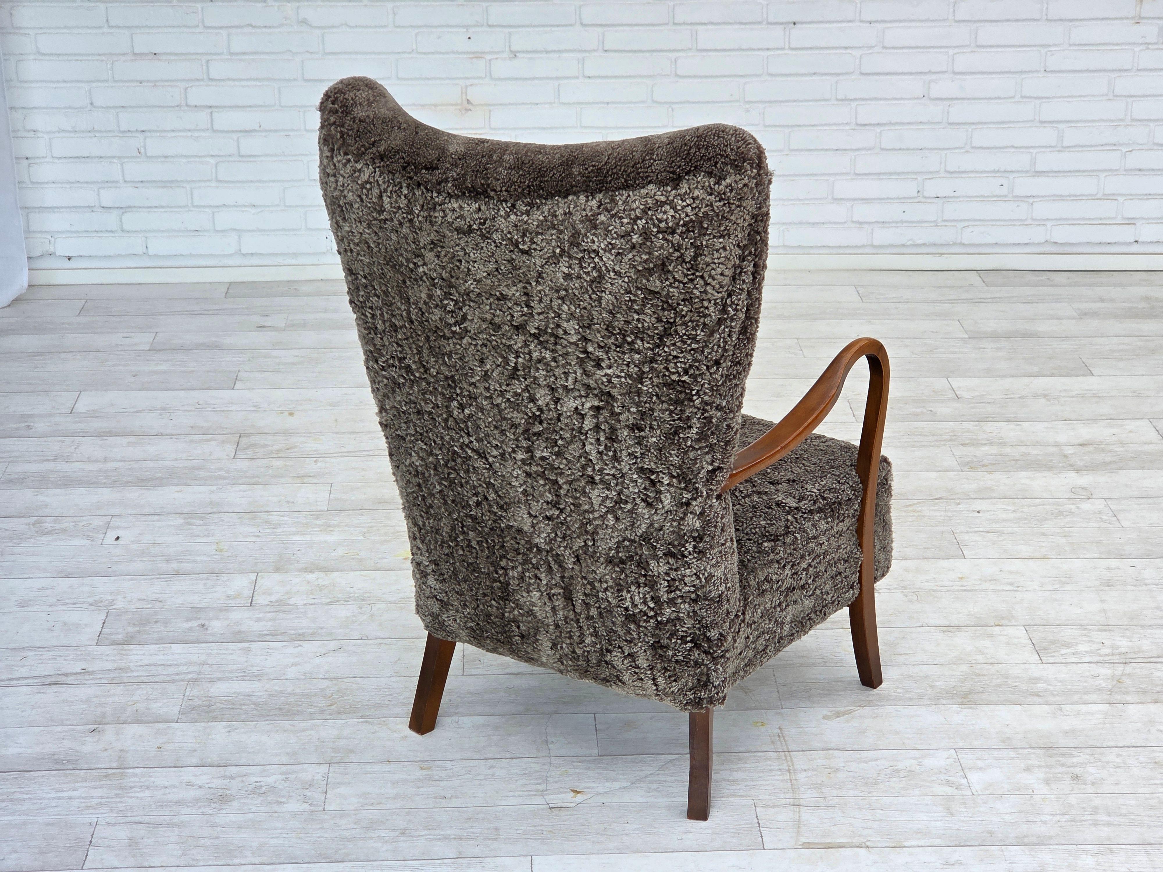 Cuir de mouton Fauteuil danois retapissé des années 1960, avec tabouret, véritable peau de mouton. en vente