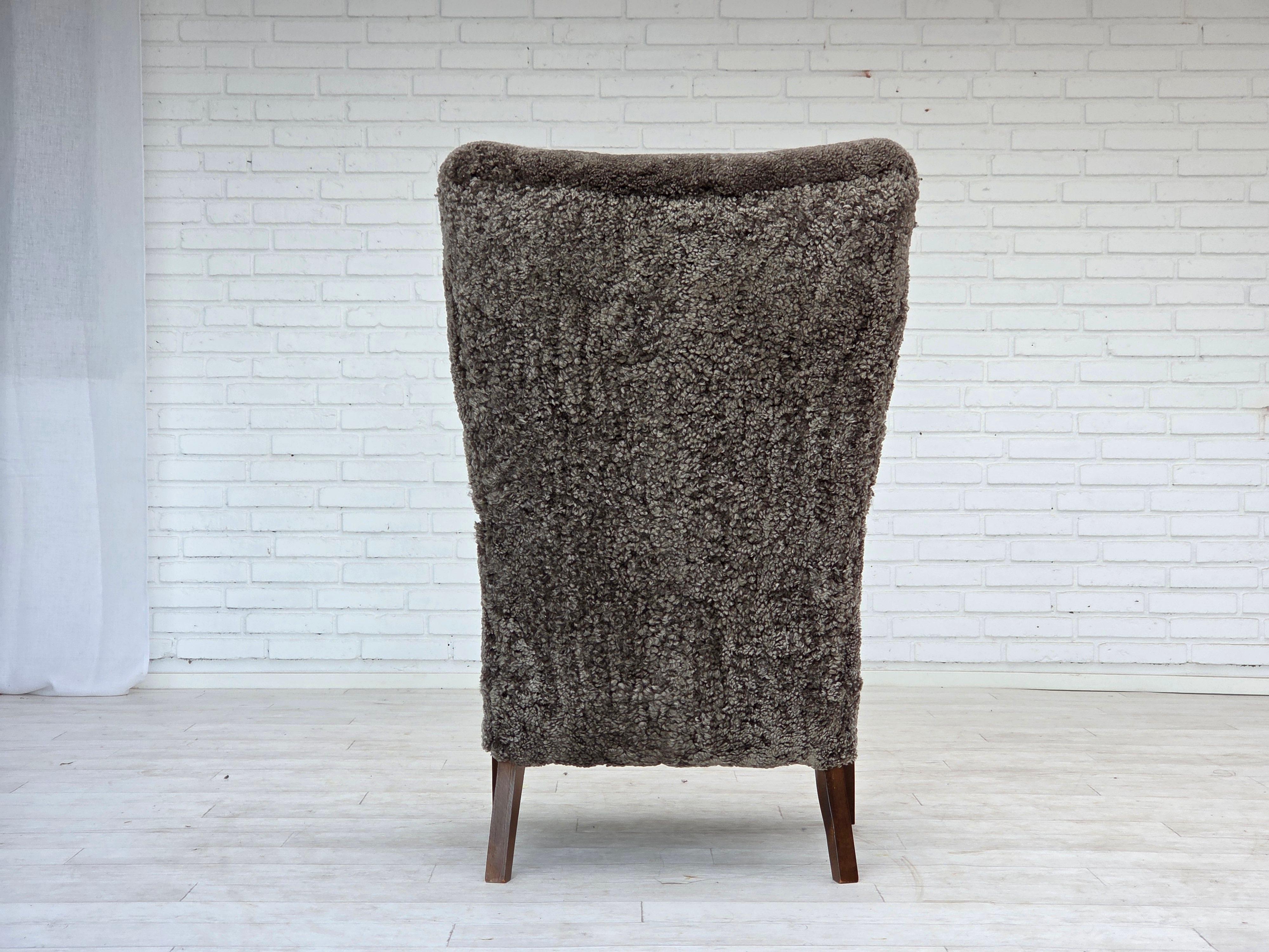 Fauteuil danois retapissé des années 1960, avec tabouret, véritable peau de mouton. en vente 1