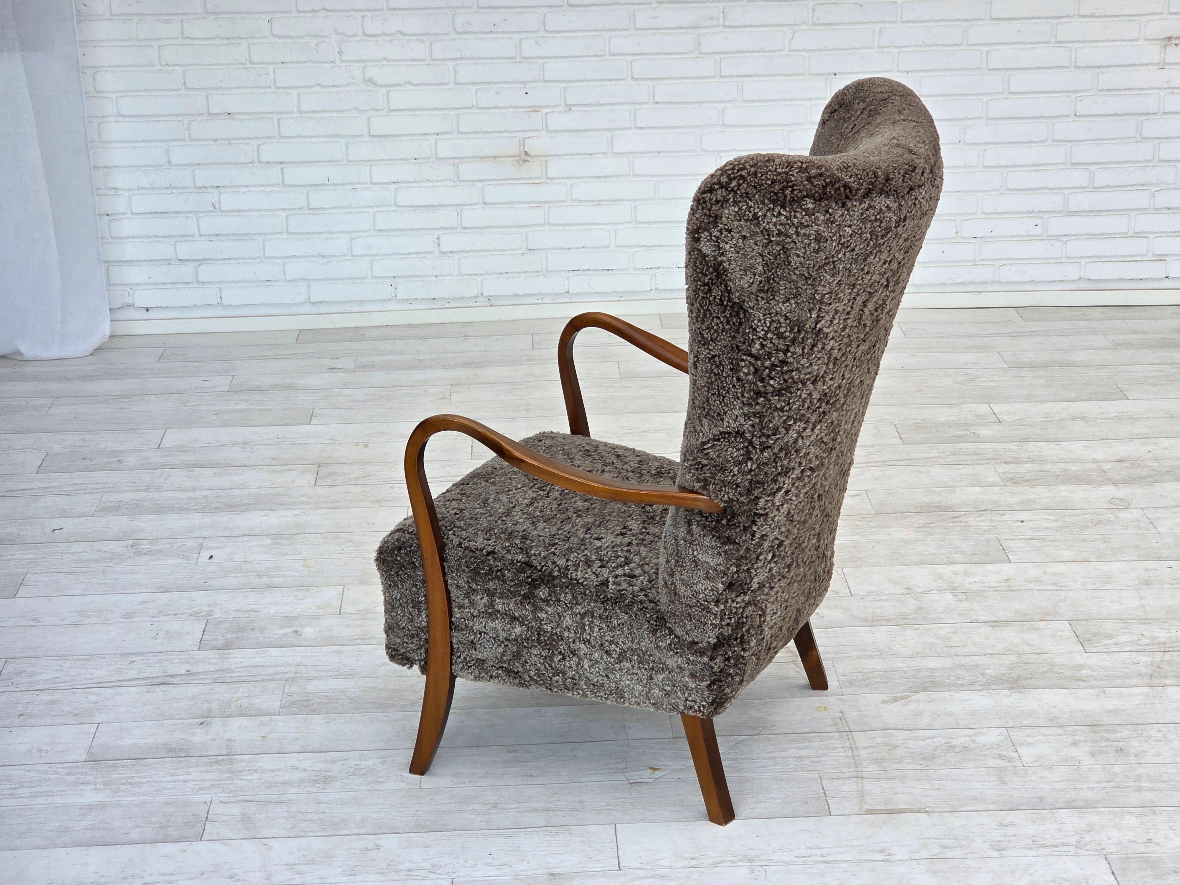 Fauteuil danois retapissé des années 1960, avec tabouret, véritable peau de mouton. en vente 2