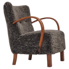 Dans les années 1960, fauteuil art déco danois retapissé, véritable peau de mouton de Nouvelle-Zélande.