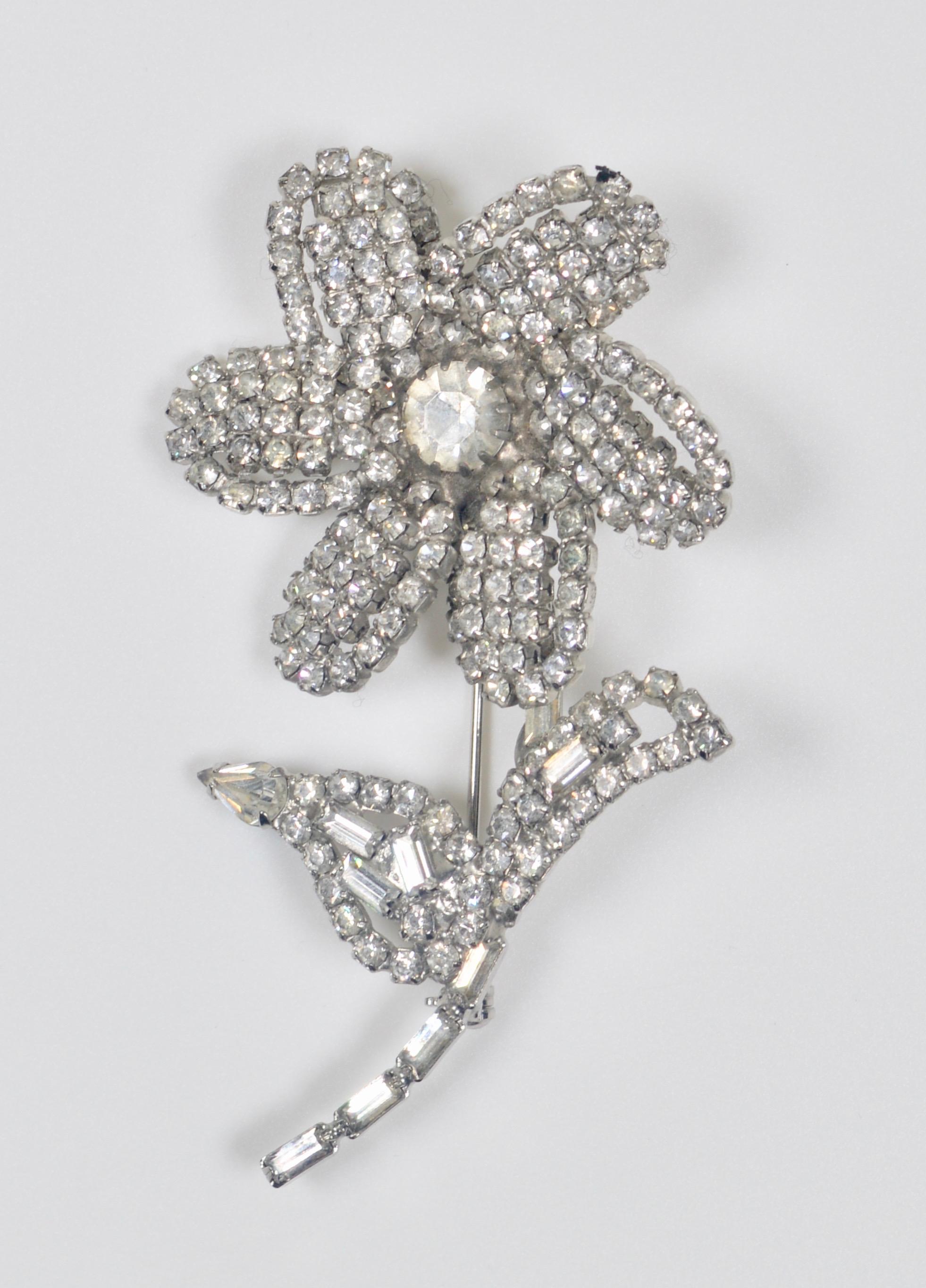1960s Rhinestone Flower Brooch In Excellent Condition For Sale In London, GB