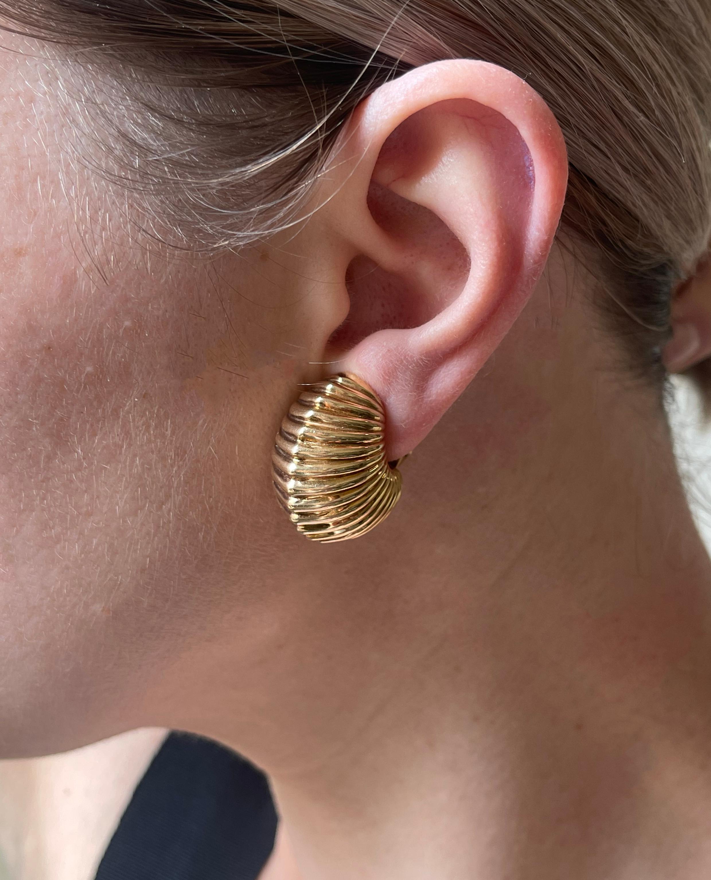 1960s Ribbed Gold Half Hoop Earrings In Excellent Condition For Sale In New York, NY