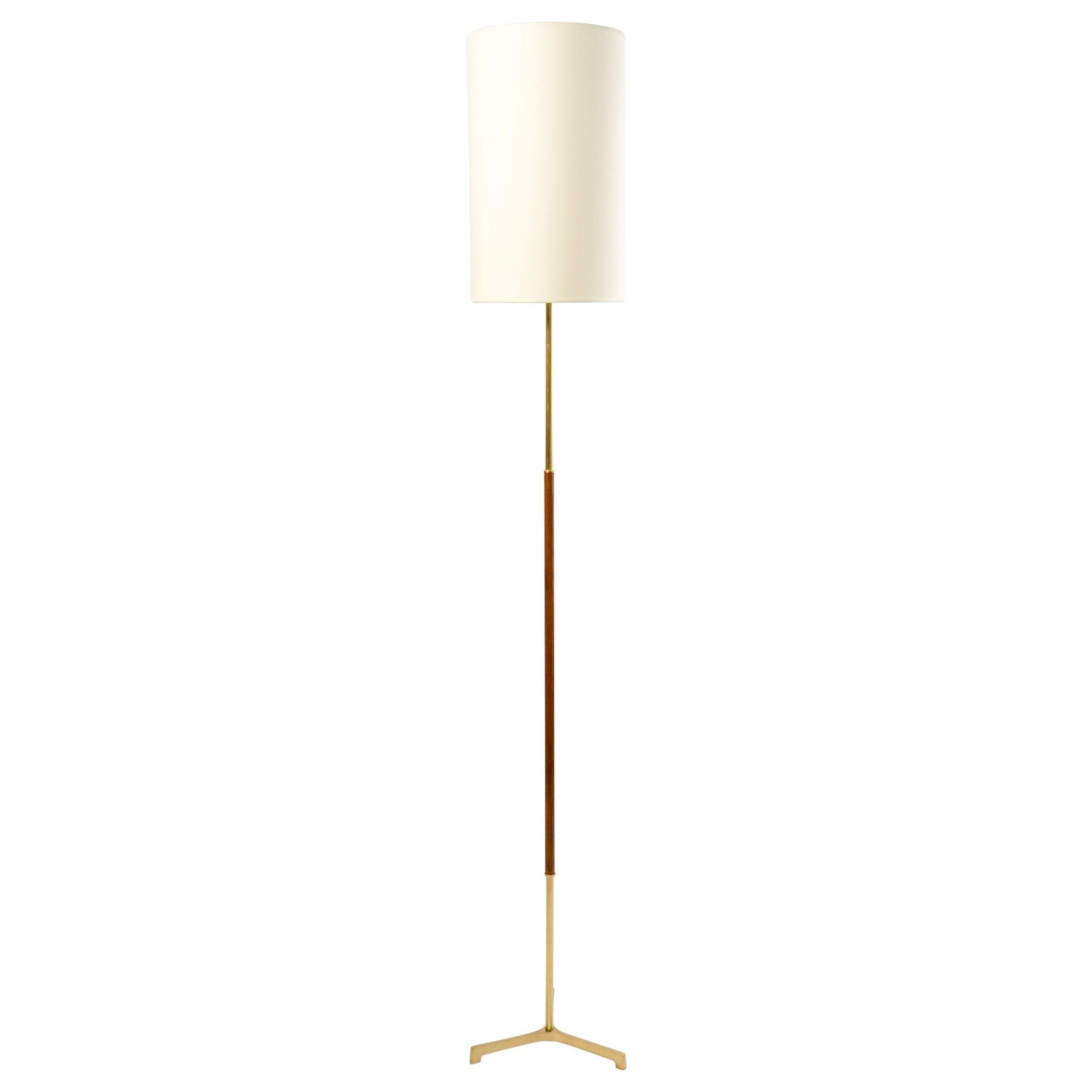 The central rod is embellished with a straight mahogany shaft underlined with gilded brass on the upper and lower part of the rod.
The whole rests on a tripod (3 feet) in gilded brass.
The floor lamp is dressed with a cylindrical lampshade in