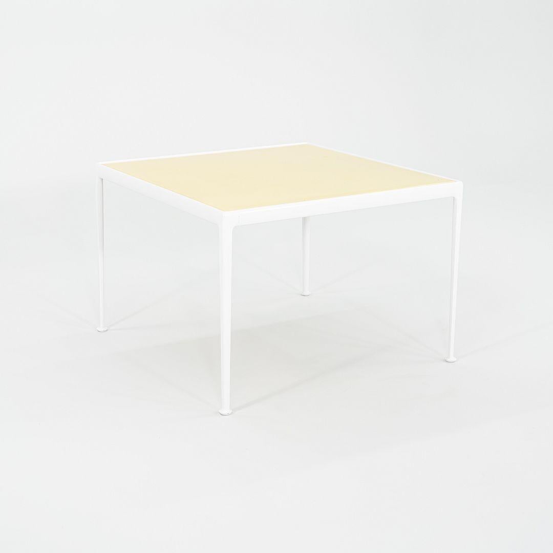 Il s'agit d'une table de salle à manger carrée pour l'extérieur de la Collectional 1966, initialement conçue par Richard Schultz pour Knoll en 1966. Cette table particulière date de la fin des années 1960, et a été récemment refaite au niveau du