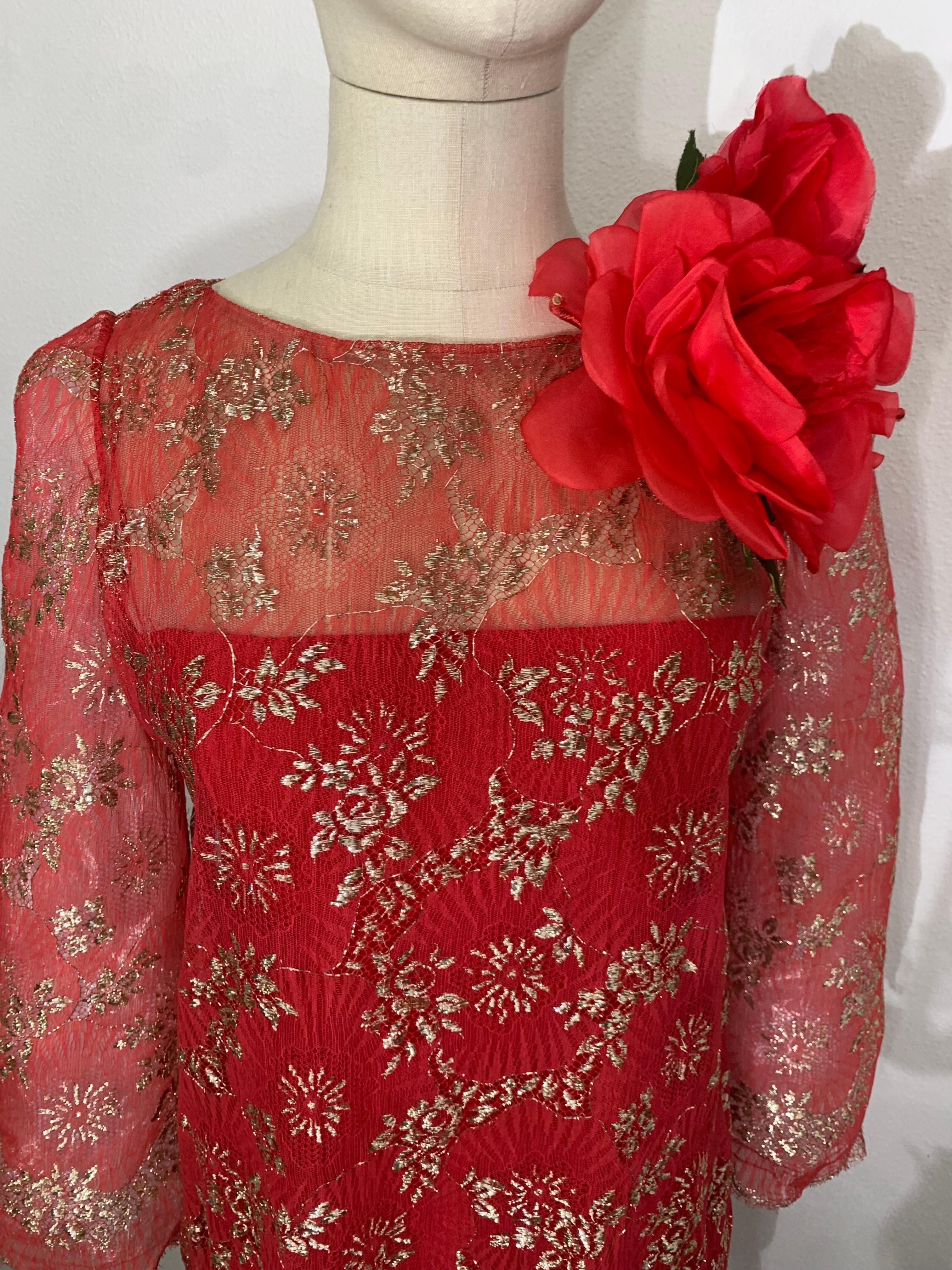 Mini Vestido de Cóctel de Encaje Bordado Rojo y Dorado Richard Tam, Años 60 en venta 6