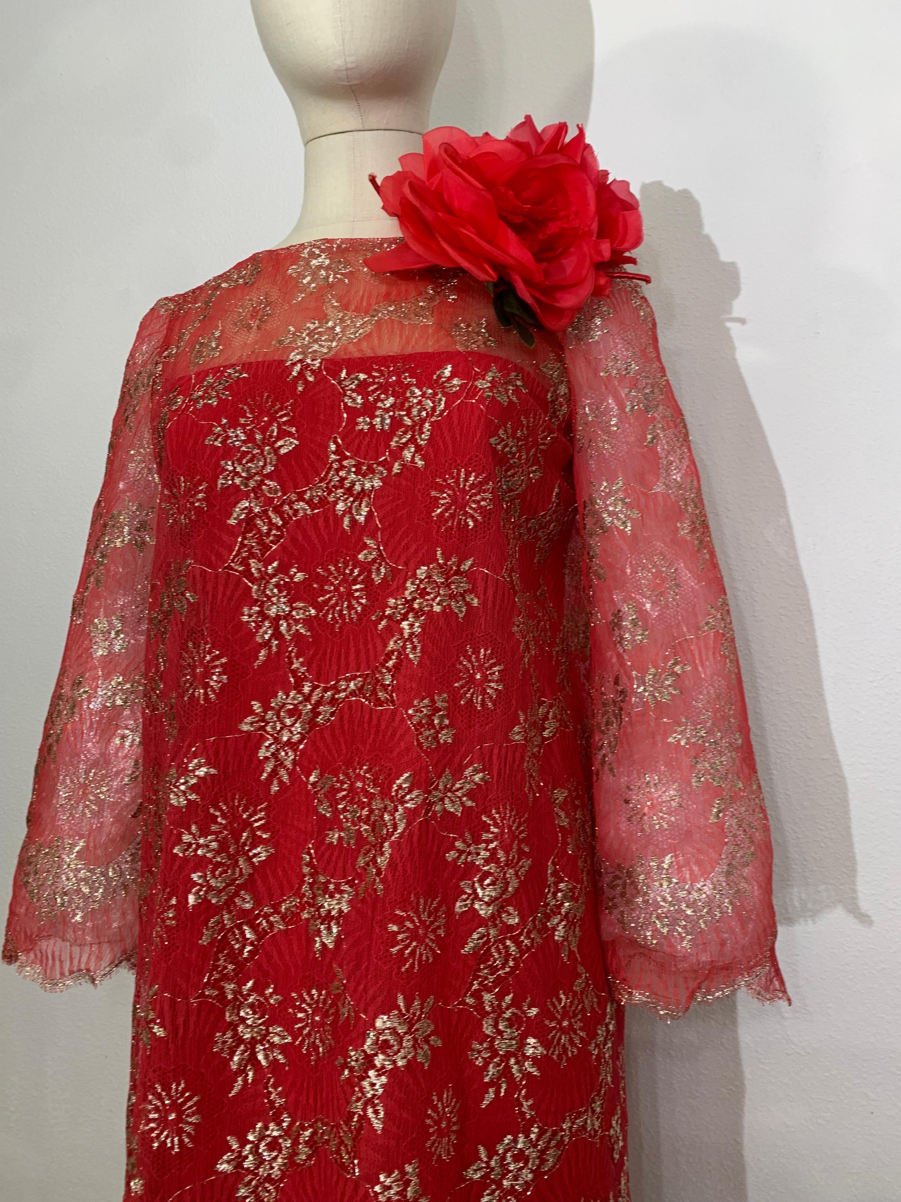 Mini Vestido de Cóctel de Encaje Bordado Rojo y Dorado Richard Tam, Años 60 en Excelente estado para la venta en Gresham, OR
