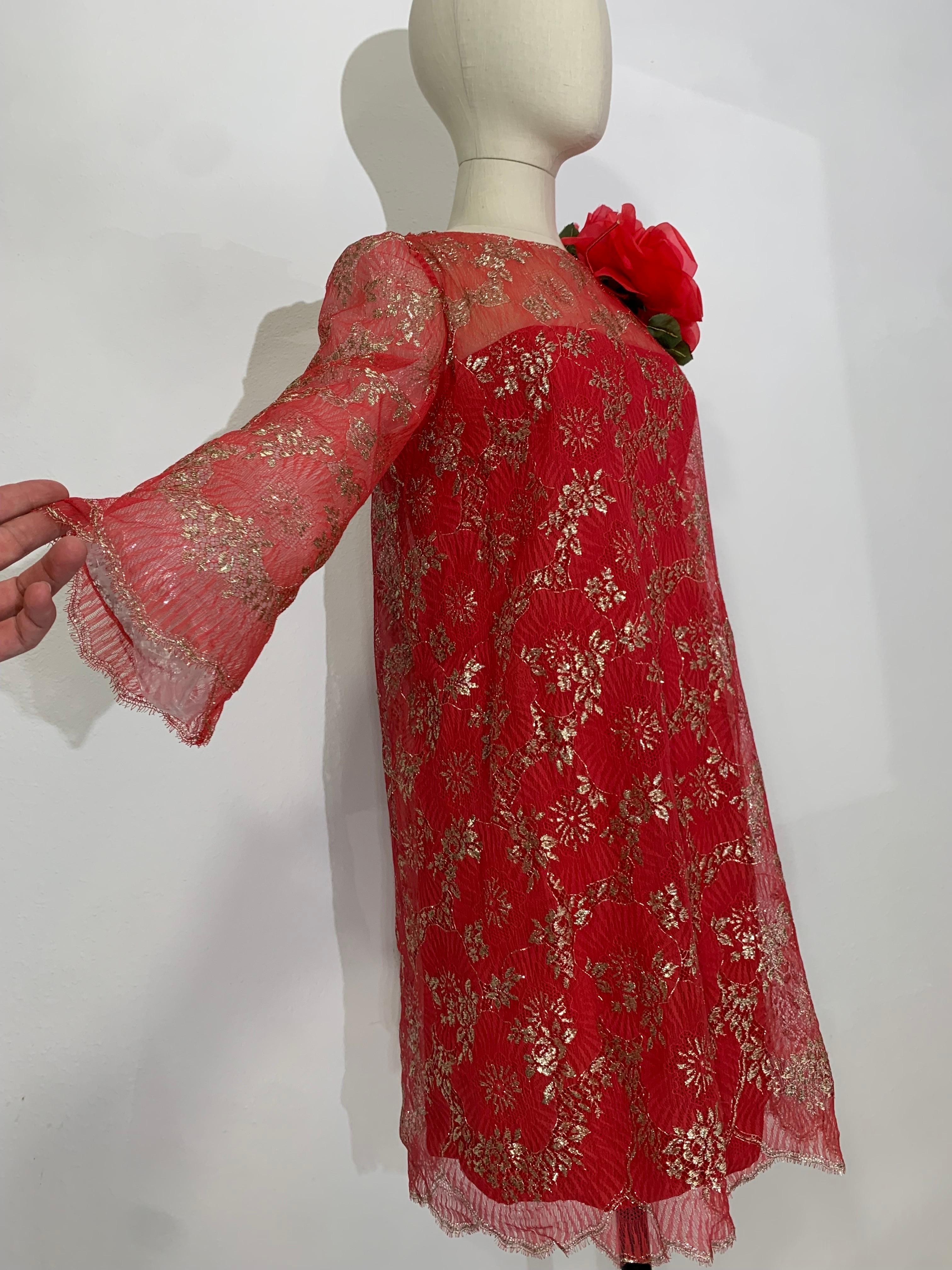 Mini Vestido de Cóctel de Encaje Bordado Rojo y Dorado Richard Tam, Años 60 en venta 2