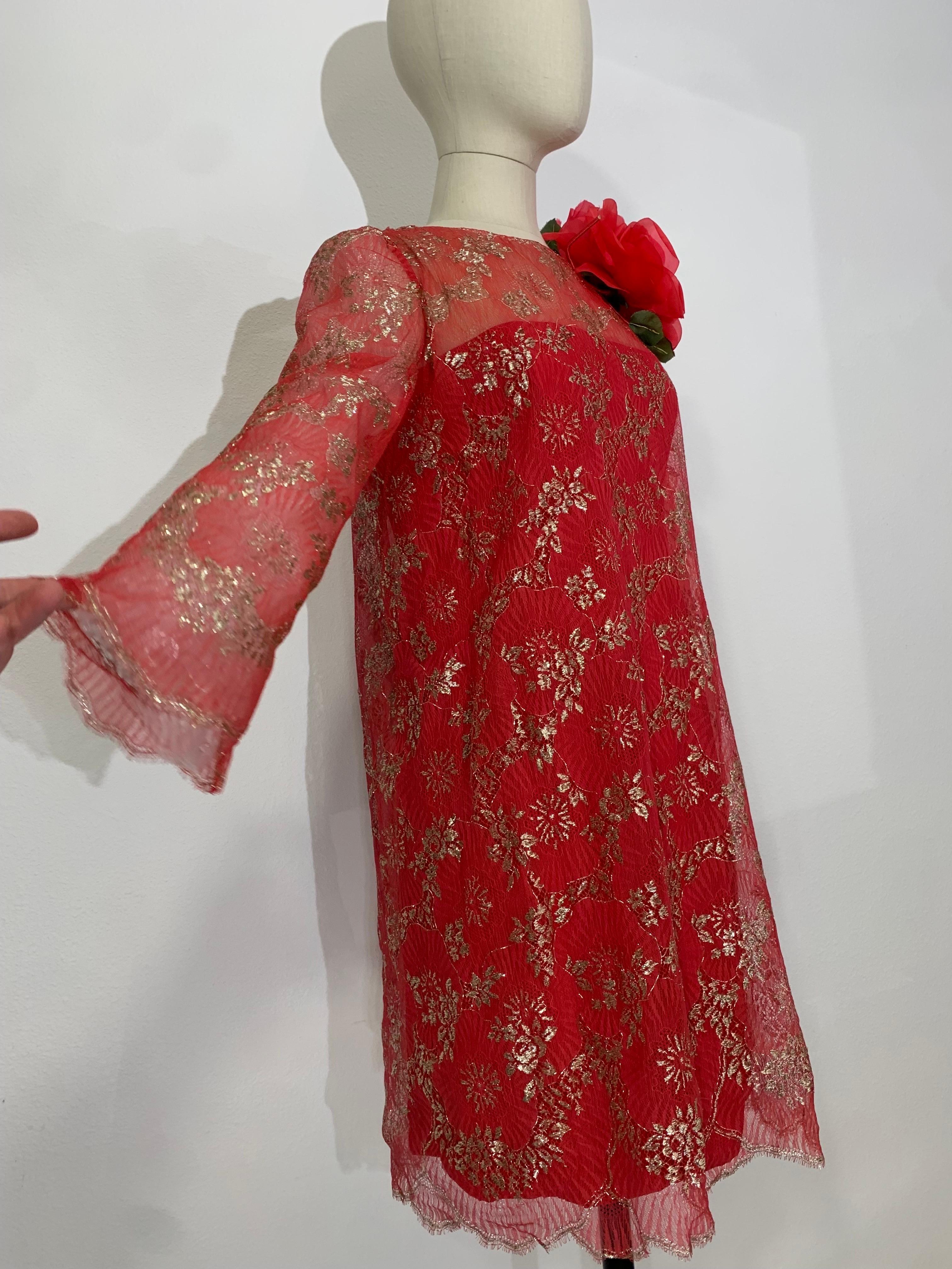 Mini Vestido de Cóctel de Encaje Bordado Rojo y Dorado Richard Tam, Años 60 en venta 3