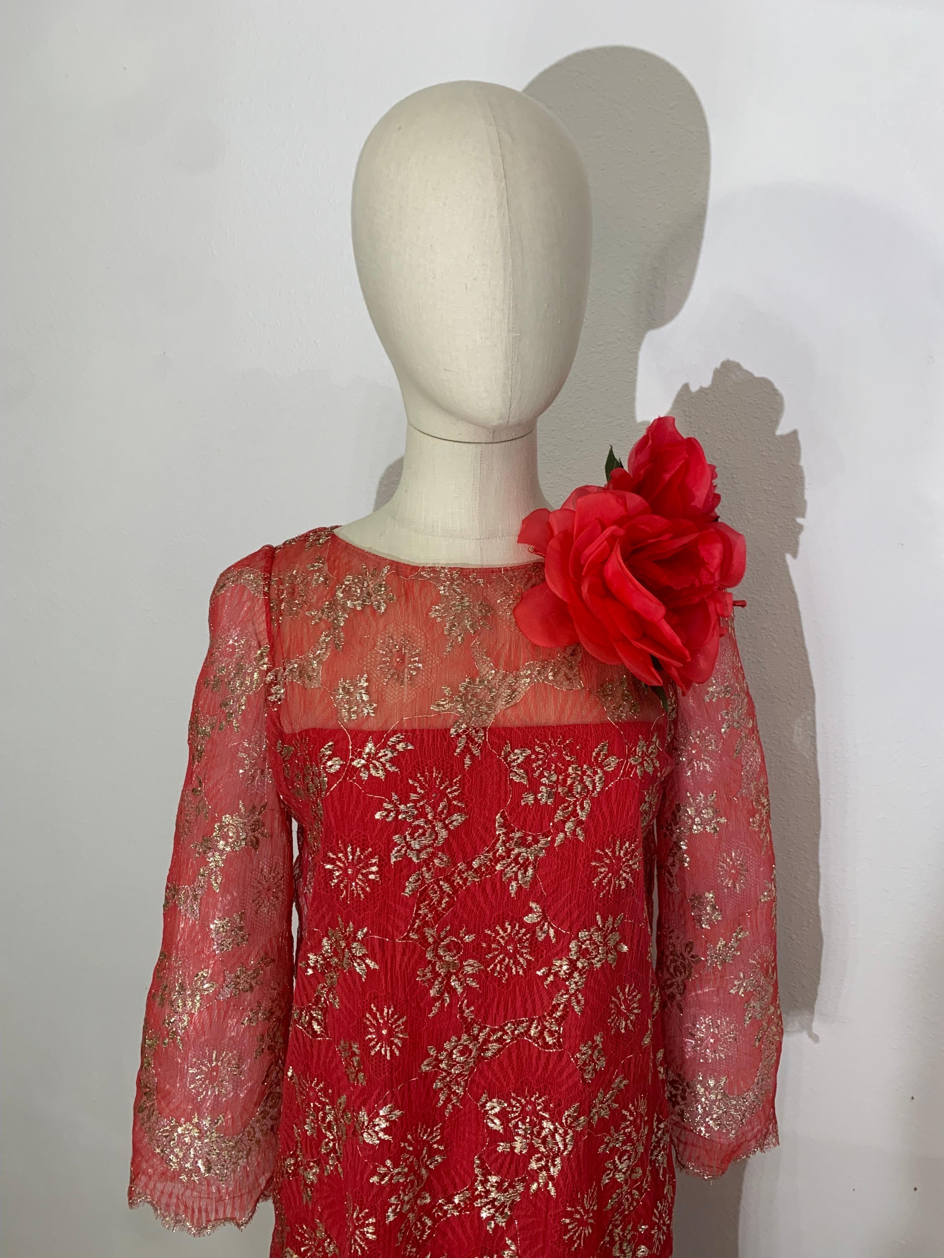 Mini Vestido de Cóctel de Encaje Bordado Rojo y Dorado Richard Tam, Años 60 en venta 4