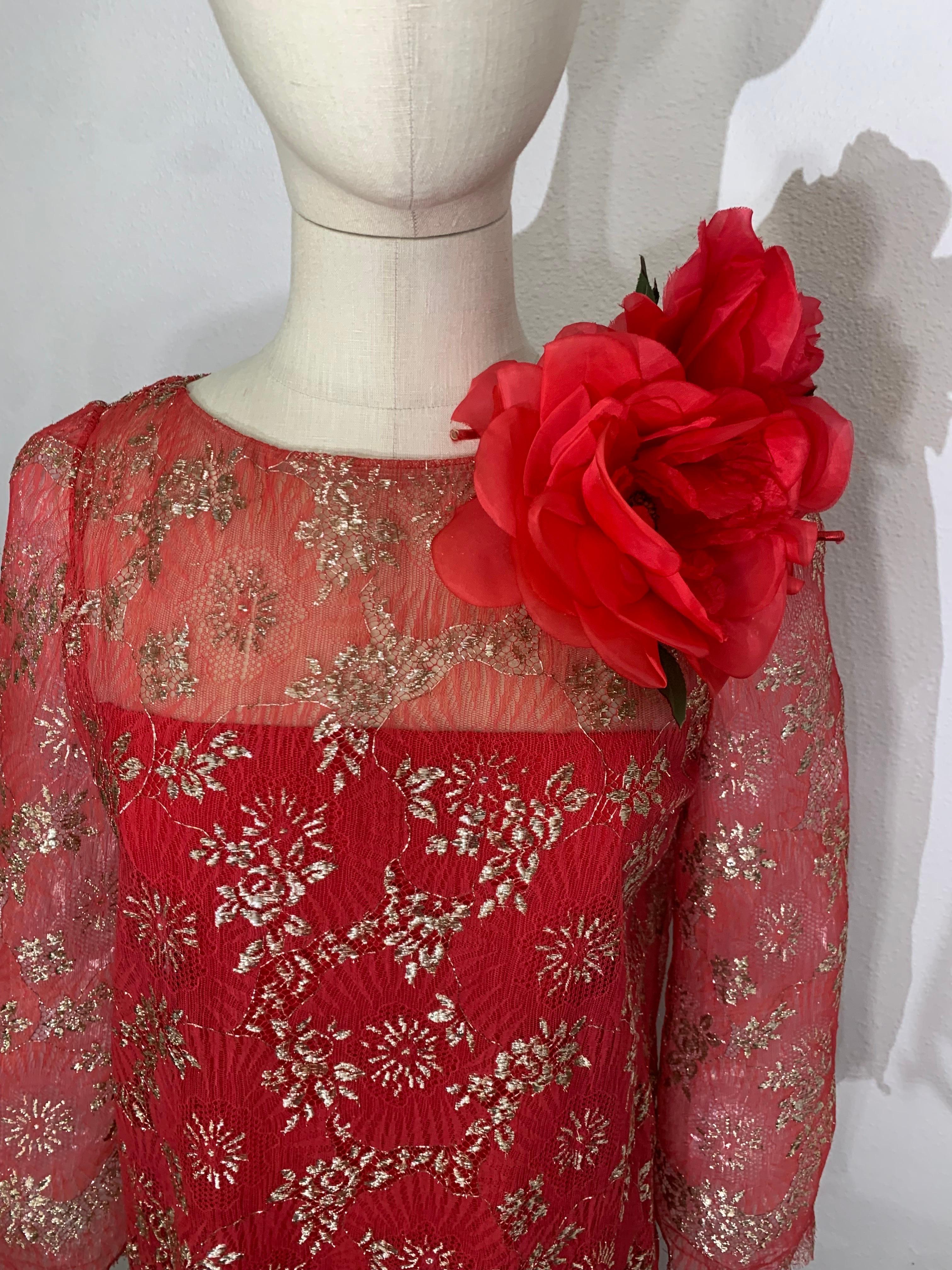 Mini Vestido de Cóctel de Encaje Bordado Rojo y Dorado Richard Tam, Años 60 en venta 5