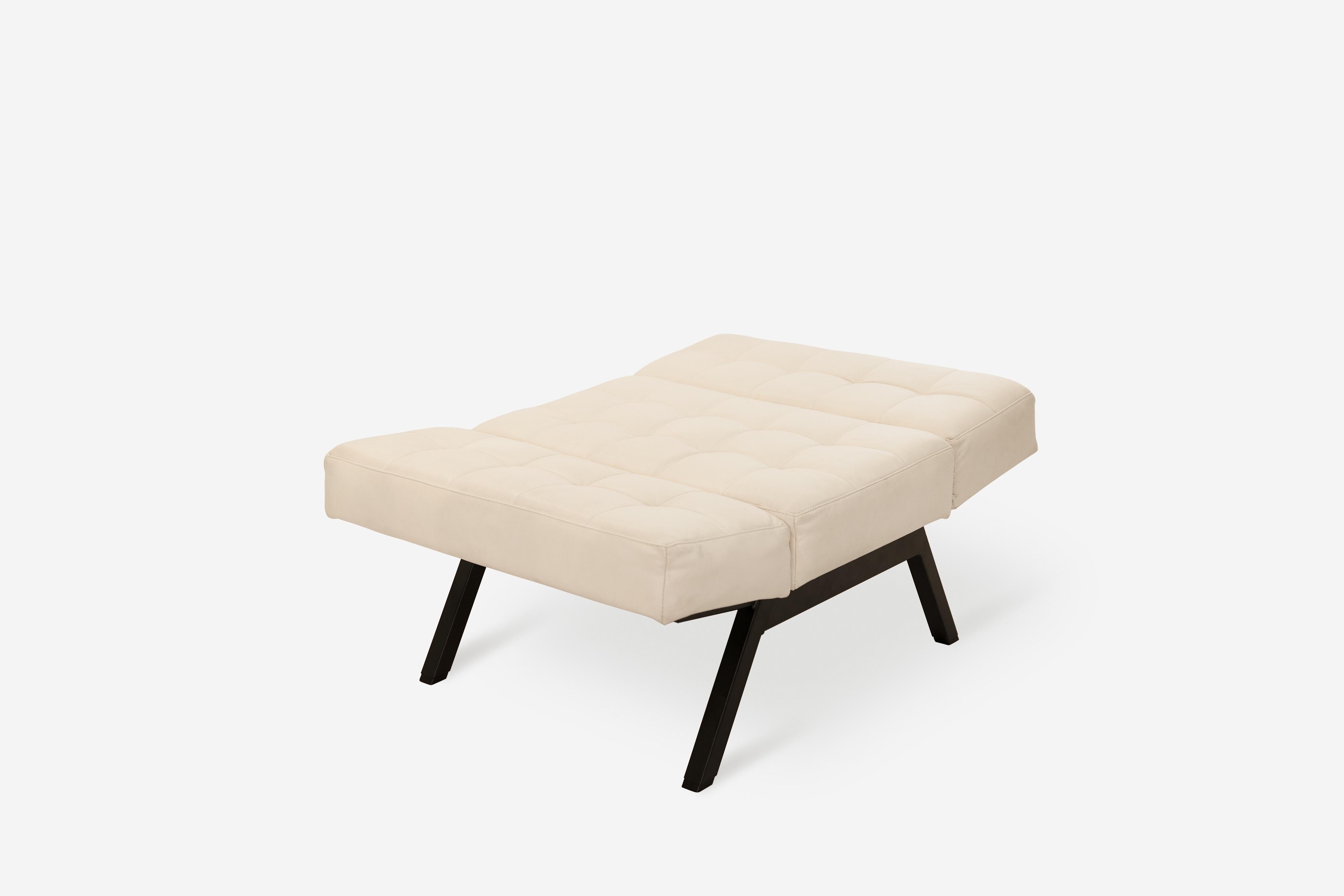 1960's Rito Valla Panchetto Sessel Ottomane Bank Weiß Leder Metall Schwarz im Zustand „Relativ gut“ im Angebot in Milano, IT