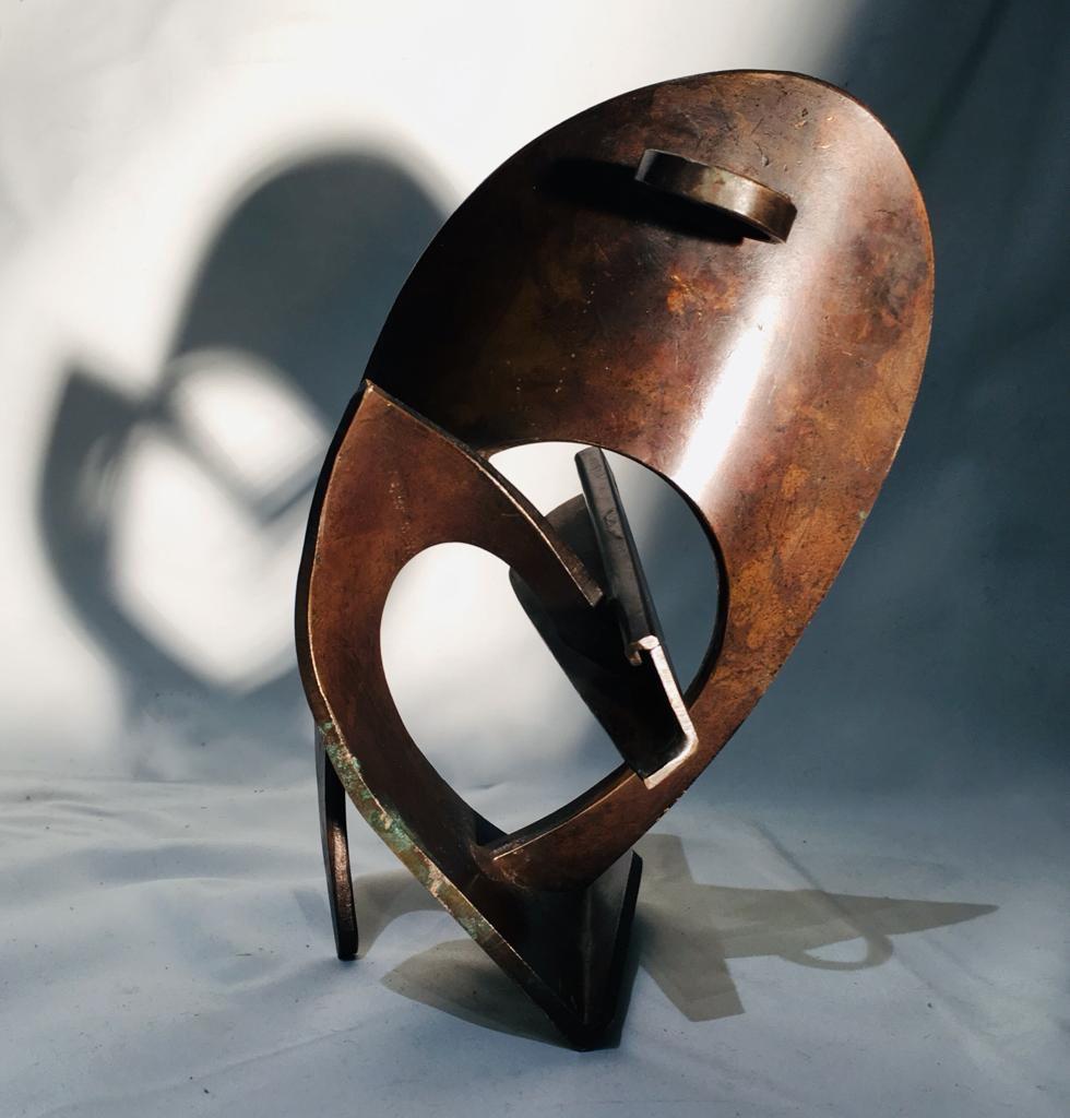 Robert Fachard (1921-2012)
Abstract and constructivist brown patinated bronze representing an ellipse.
Signed FR.
Edition : Unique piece,
circa 1960.
Because of the way of the signature, the initial position of the sculpture is a lying