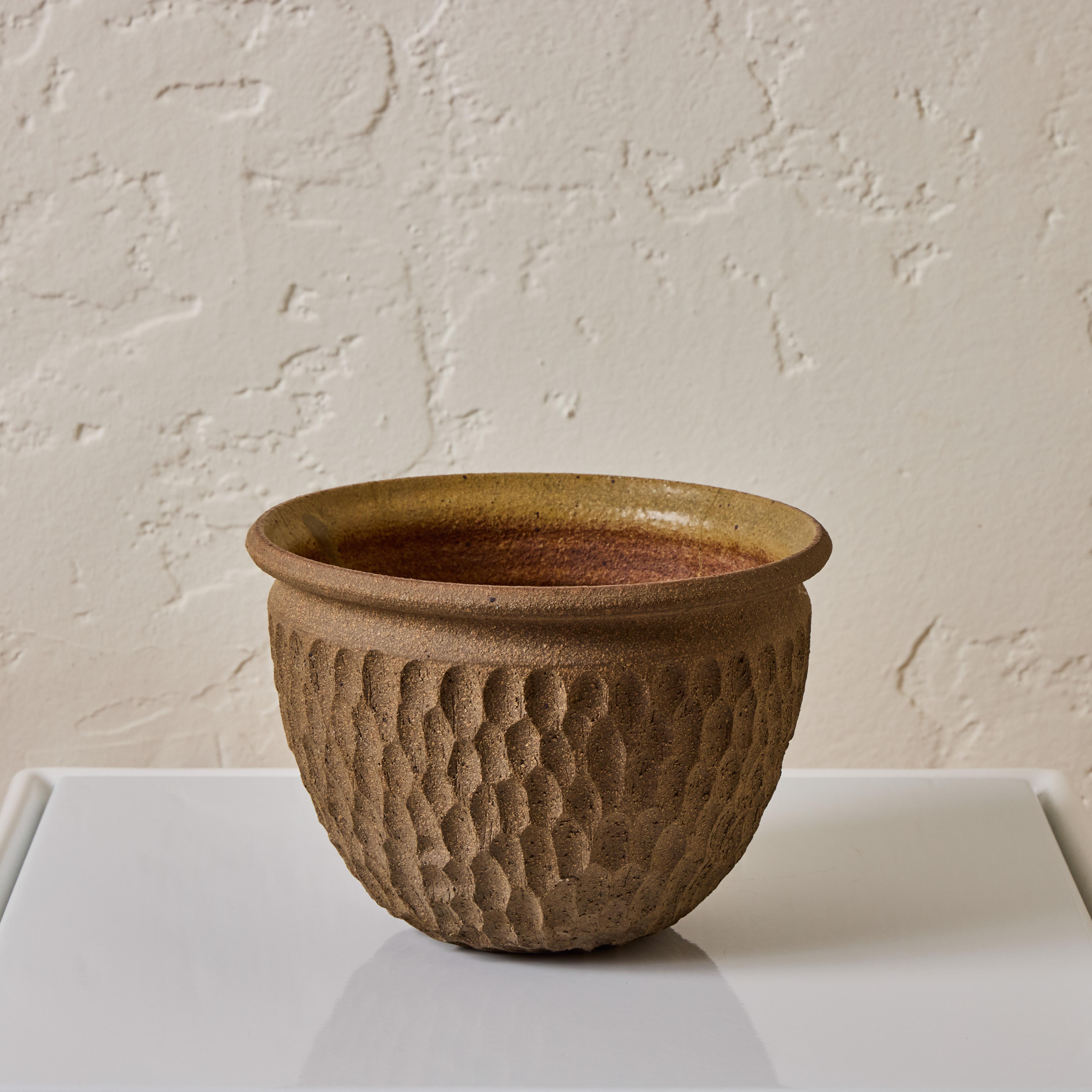 Américain 1960s Robert Maxwell Hand-Thrown 'Thumbprint' Stoneware Pot en vente