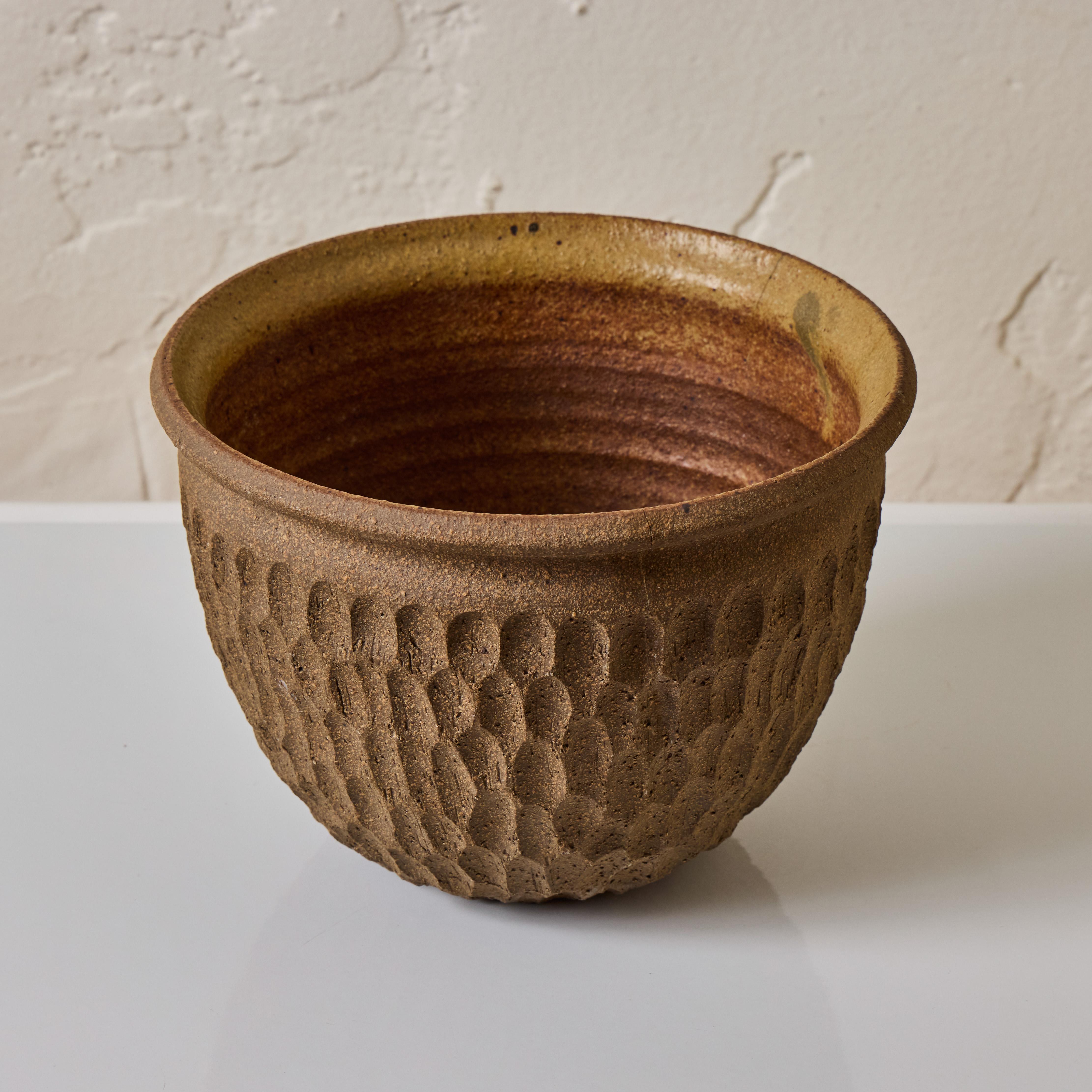 Milieu du XXe siècle 1960s Robert Maxwell Hand-Thrown 'Thumbprint' Stoneware Pot en vente