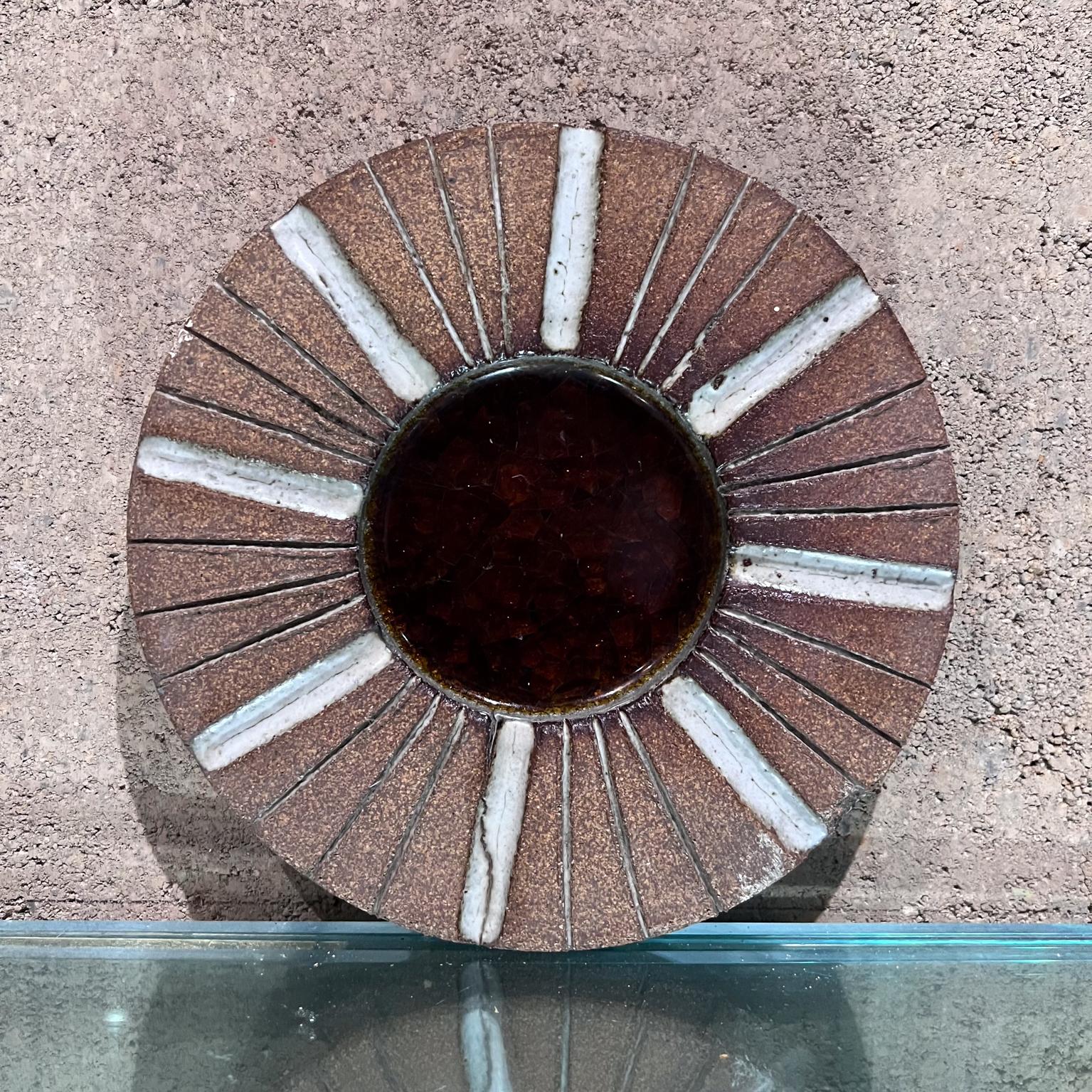 
1960s Robert Maxwell Decorative Plate Stoneware Pottery Craft Santa Monica, California
8,75 diamètre x 1 diamètre
Preowned Unrestored Vintage Condition. Petite entaille dans un coin.
Veuillez vous référer aux images.