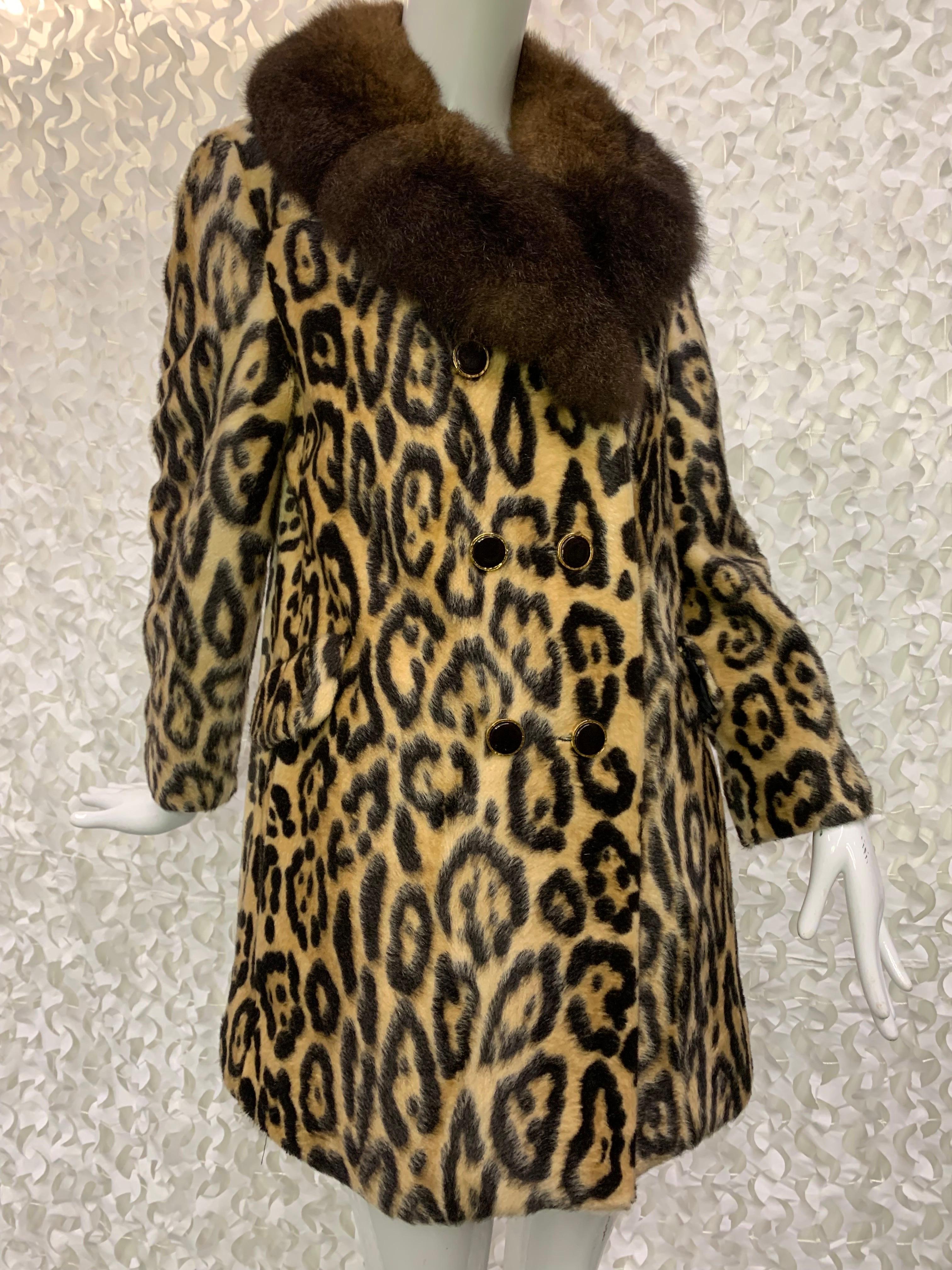 Manteau à double boutonnage en fausse fourrure léopard avec col en fourrure luxuriante, Robert Meshekoff, années 1960 : Manteau décontracté de la longueur du bout des doigts avec des boutons noirs et dorés et un col cranté en fourrure d'opossum.