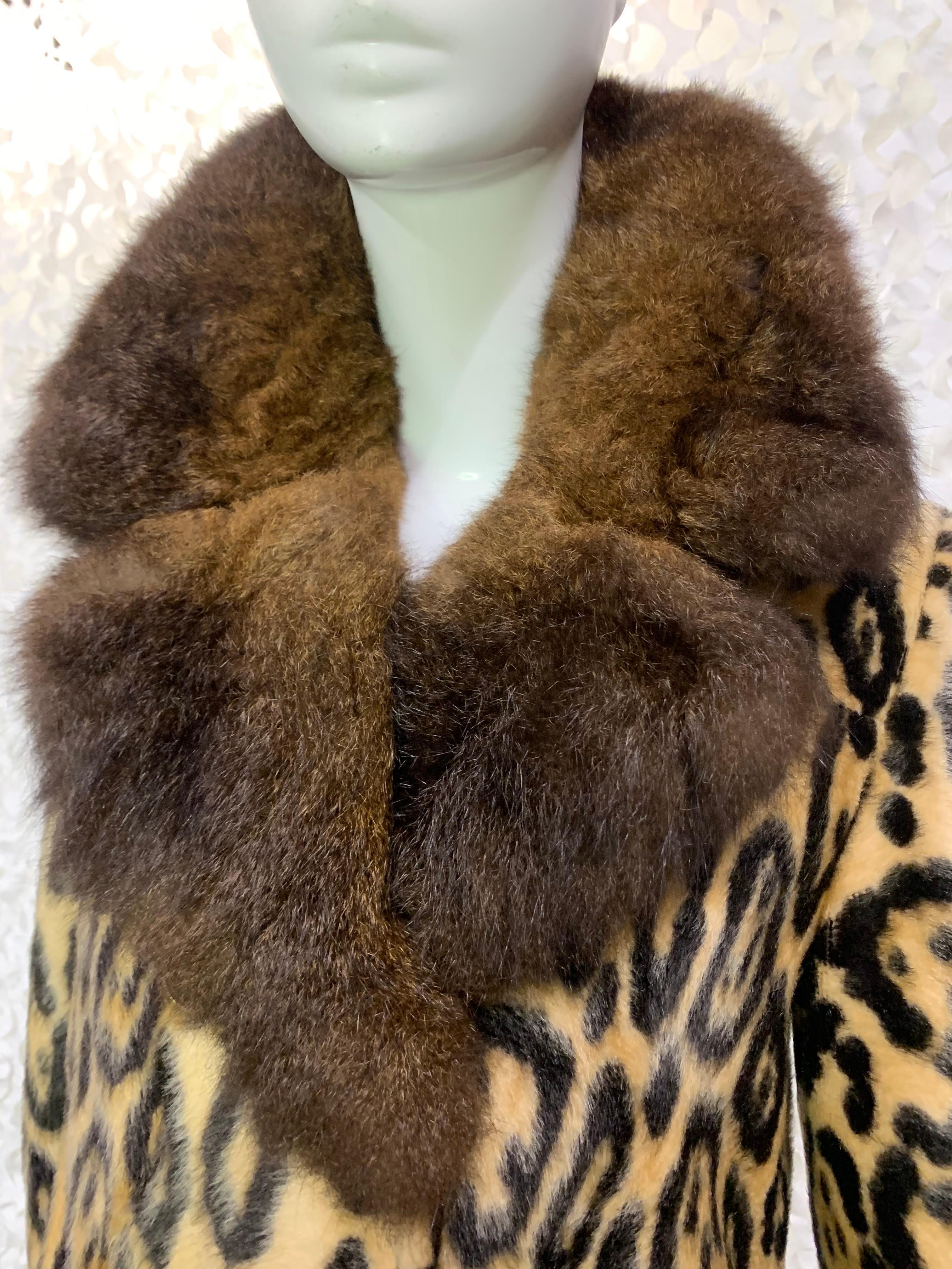 Donna Cappotto doppiopetto in finta pelliccia leopardata di Robert Meshekoff degli anni '60 con colletto di pelliccia in vendita