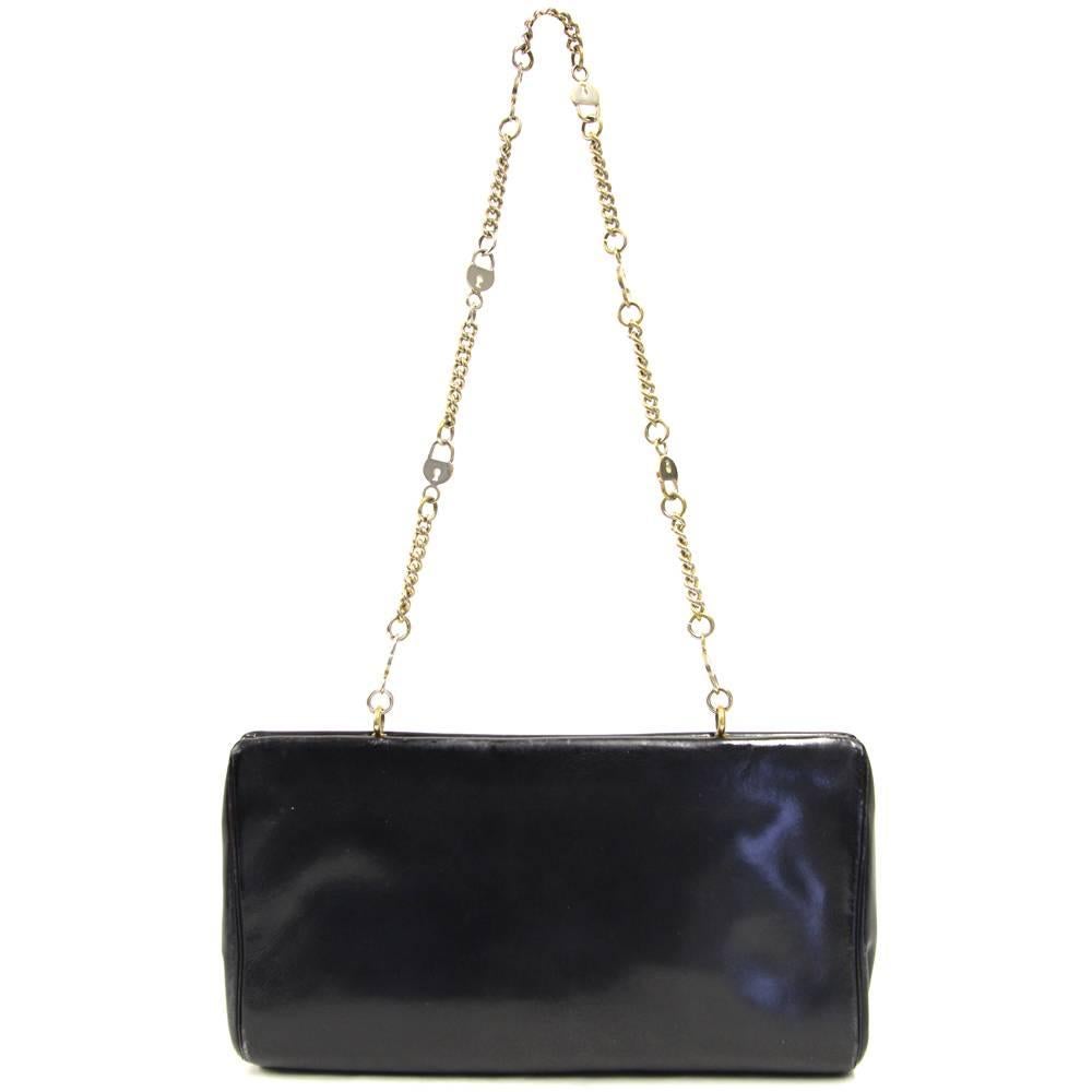 A.N.G.E.L.O. Vintage - Italy

Classy Roberta di Camerino black leather purse from the Sixties. Features golden details and a chain strap with nice small lock-shaped decoration that recall the lock on the front. The lining in the inside is in red