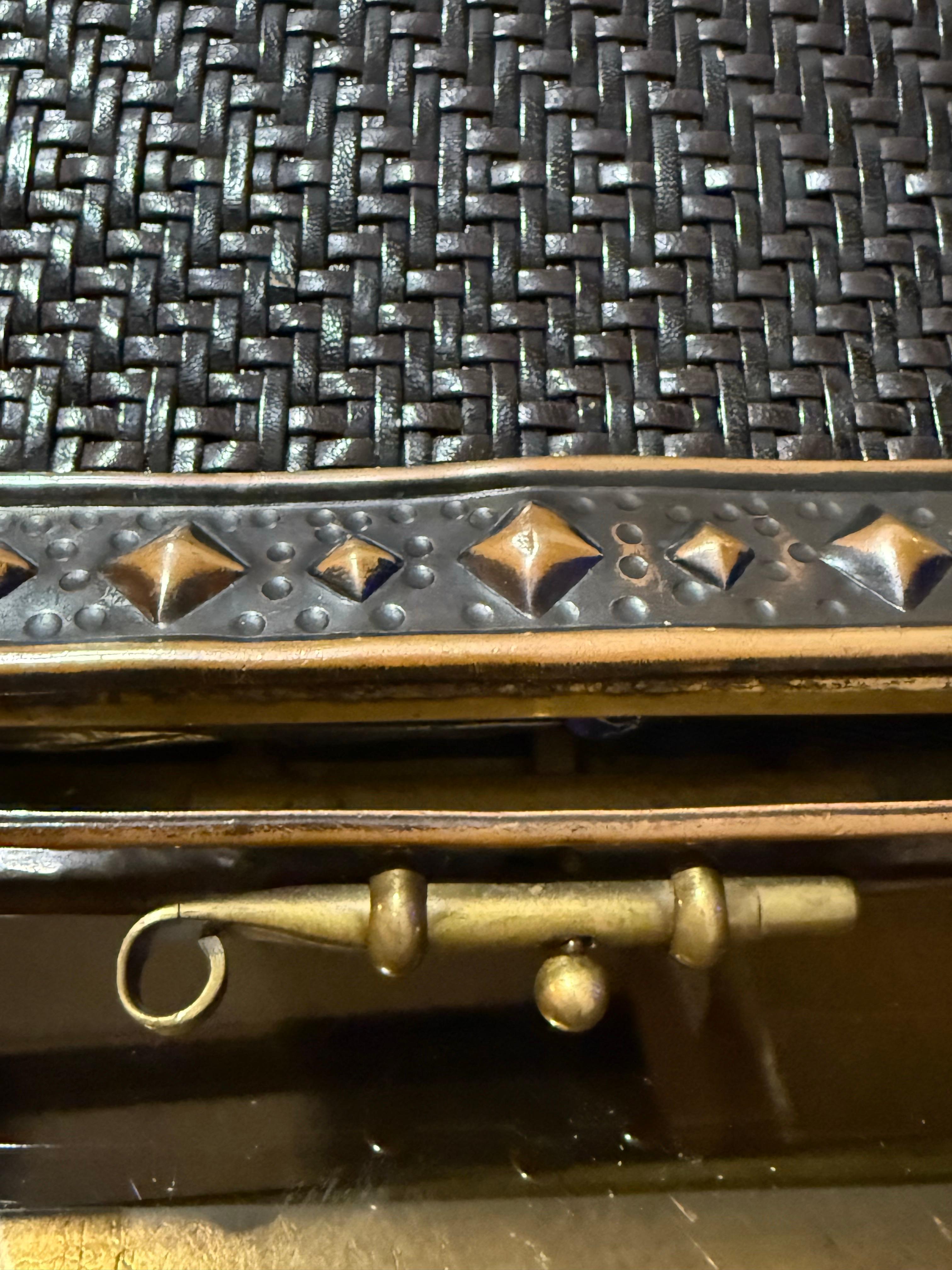 1960 Roberta Di Camerino Sac à main en cuir tressé brun-noir avec cadre à clous de bronze en vente 5