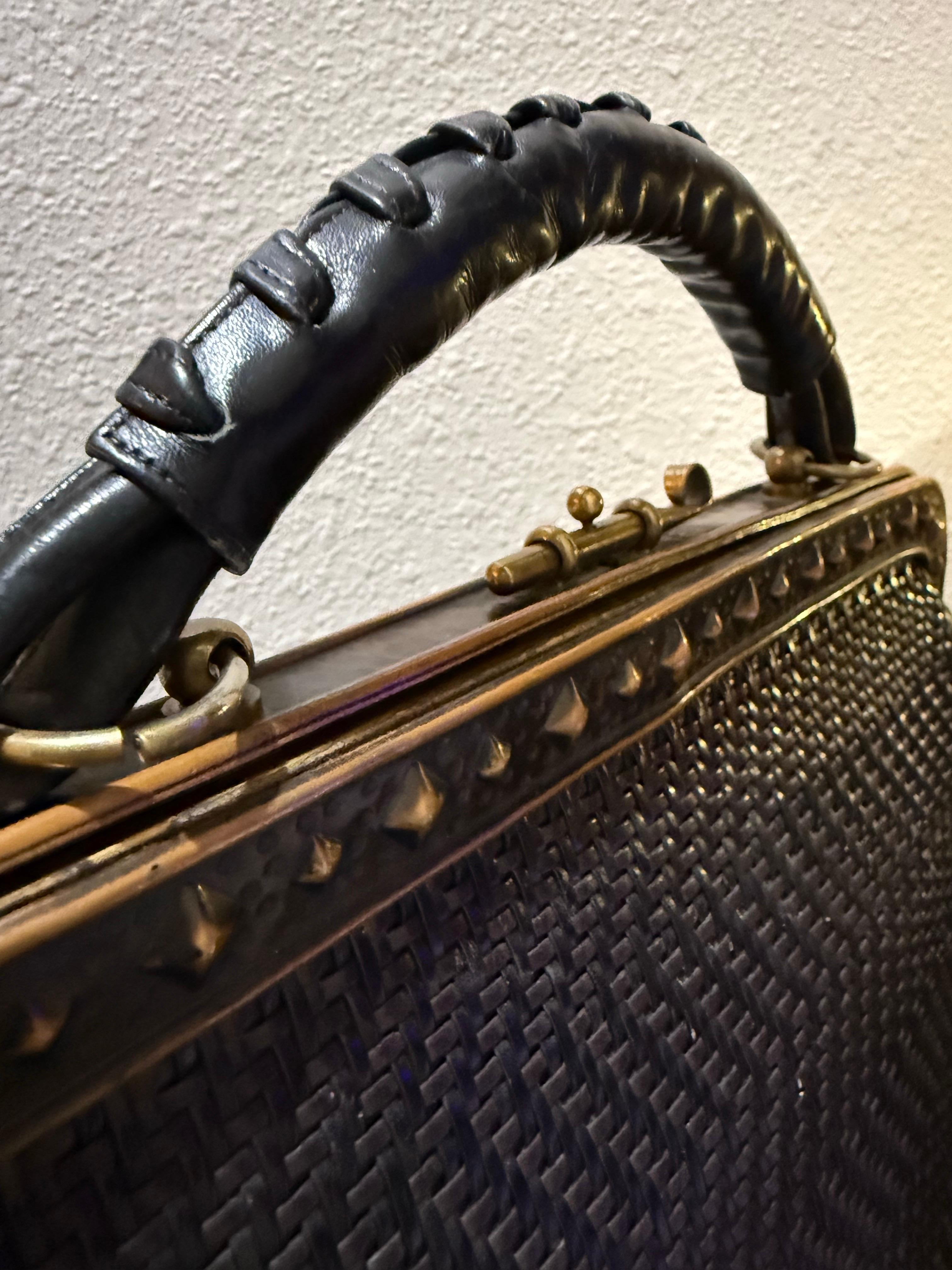 1960 Roberta Di Camerino Sac à main en cuir tressé brun-noir avec cadre à clous de bronze en vente 6