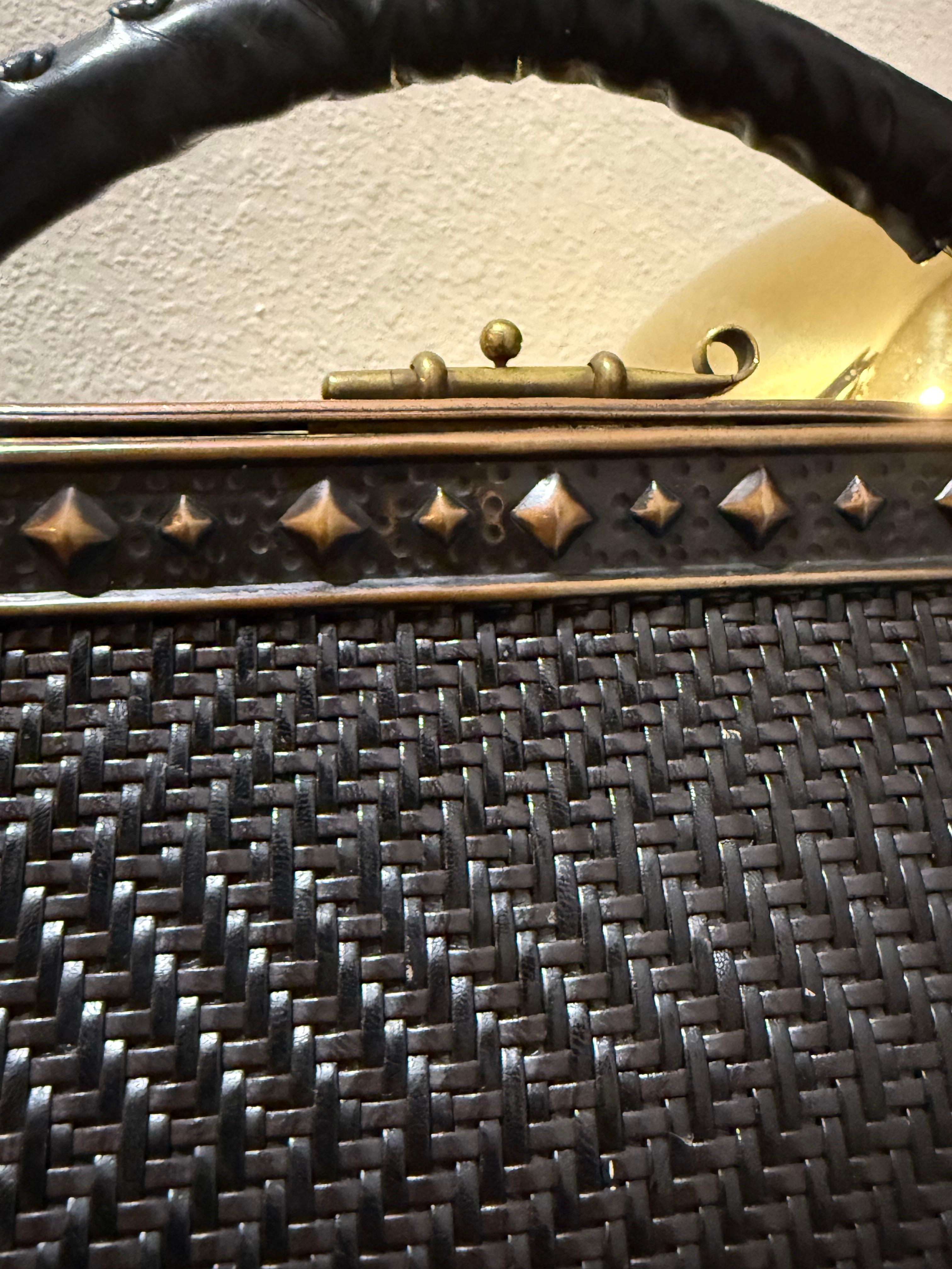 1960 Roberta Di Camerino Sac à main en cuir tressé brun-noir avec cadre à clous de bronze en vente 7