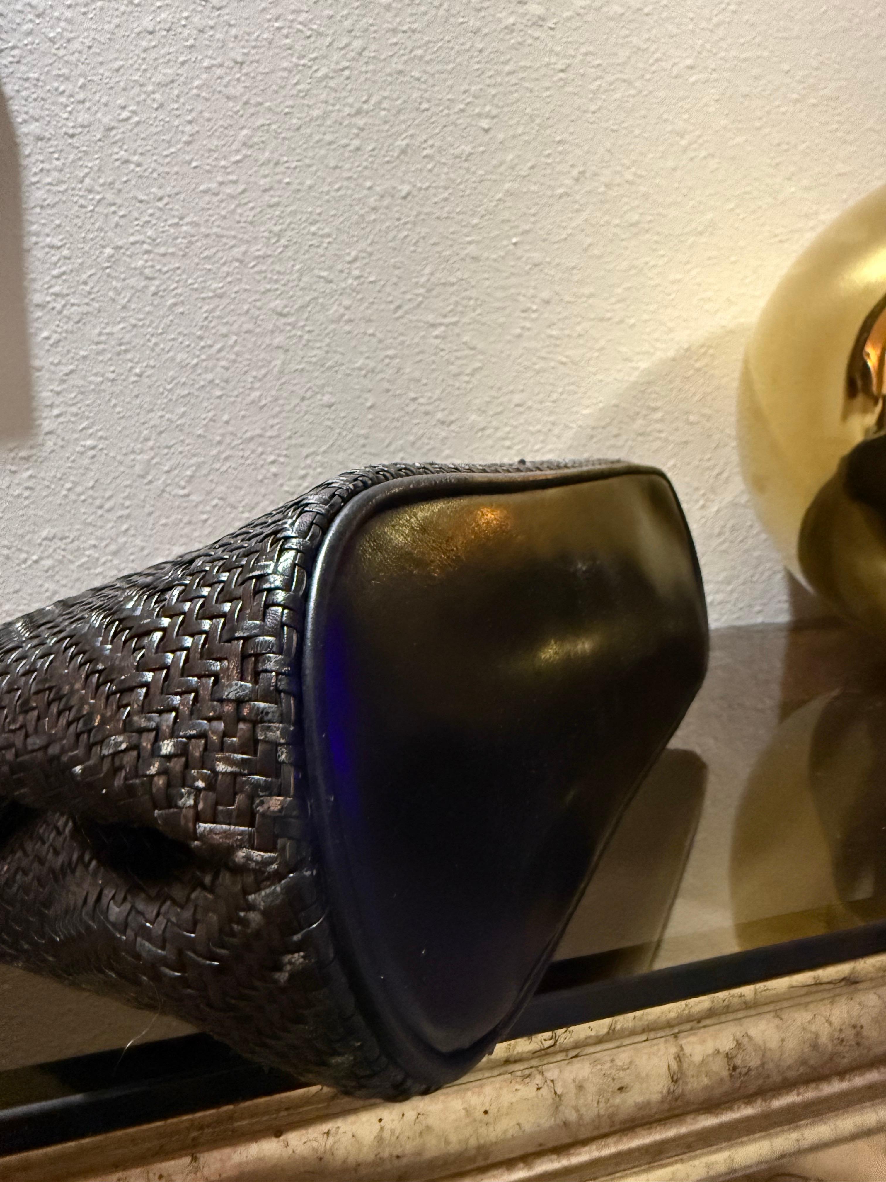 1960 Roberta Di Camerino Sac à main en cuir tressé brun-noir avec cadre à clous de bronze en vente 8