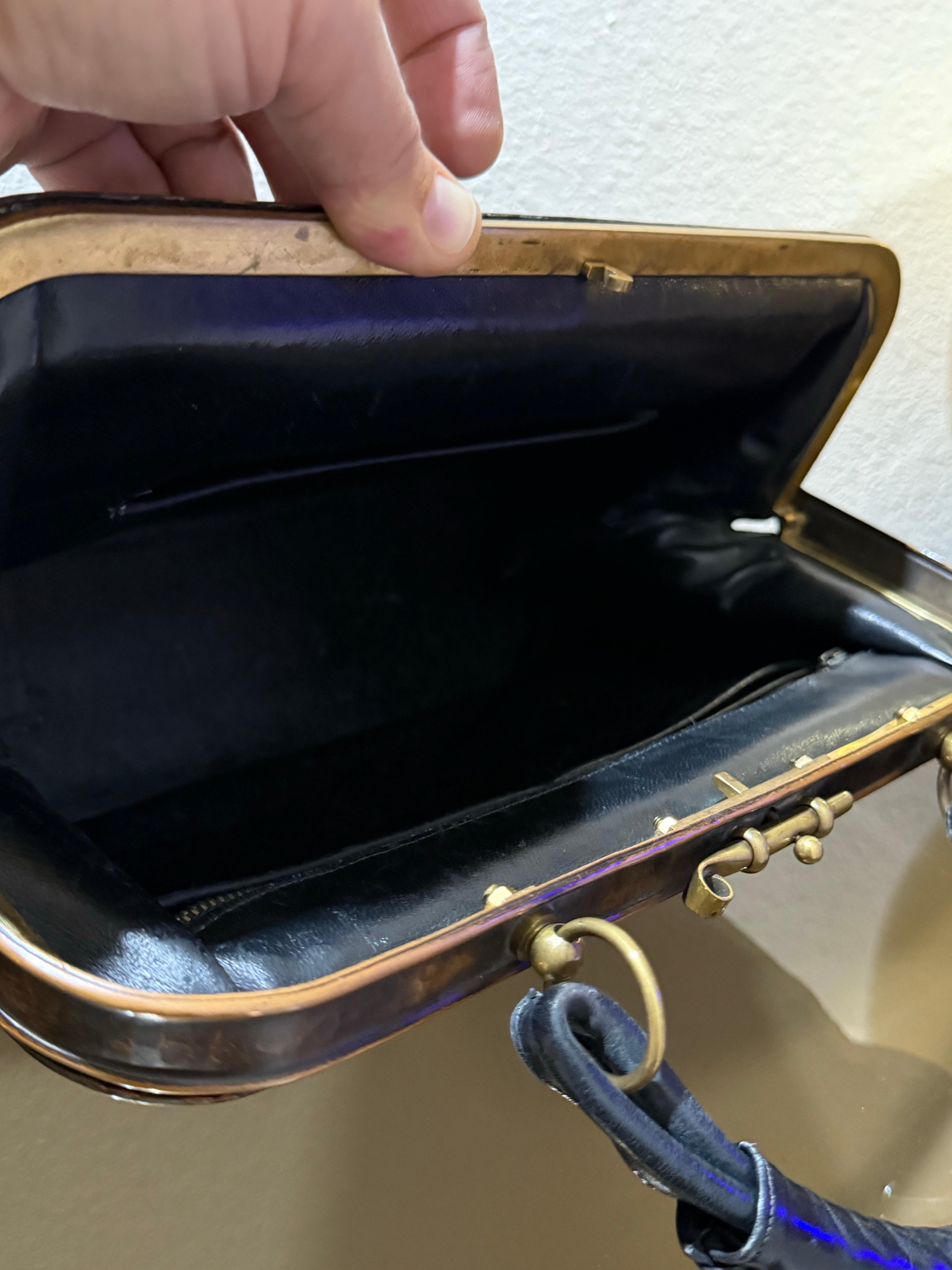 1960 Roberta Di Camerino Sac à main en cuir tressé brun-noir avec cadre à clous de bronze en vente 9