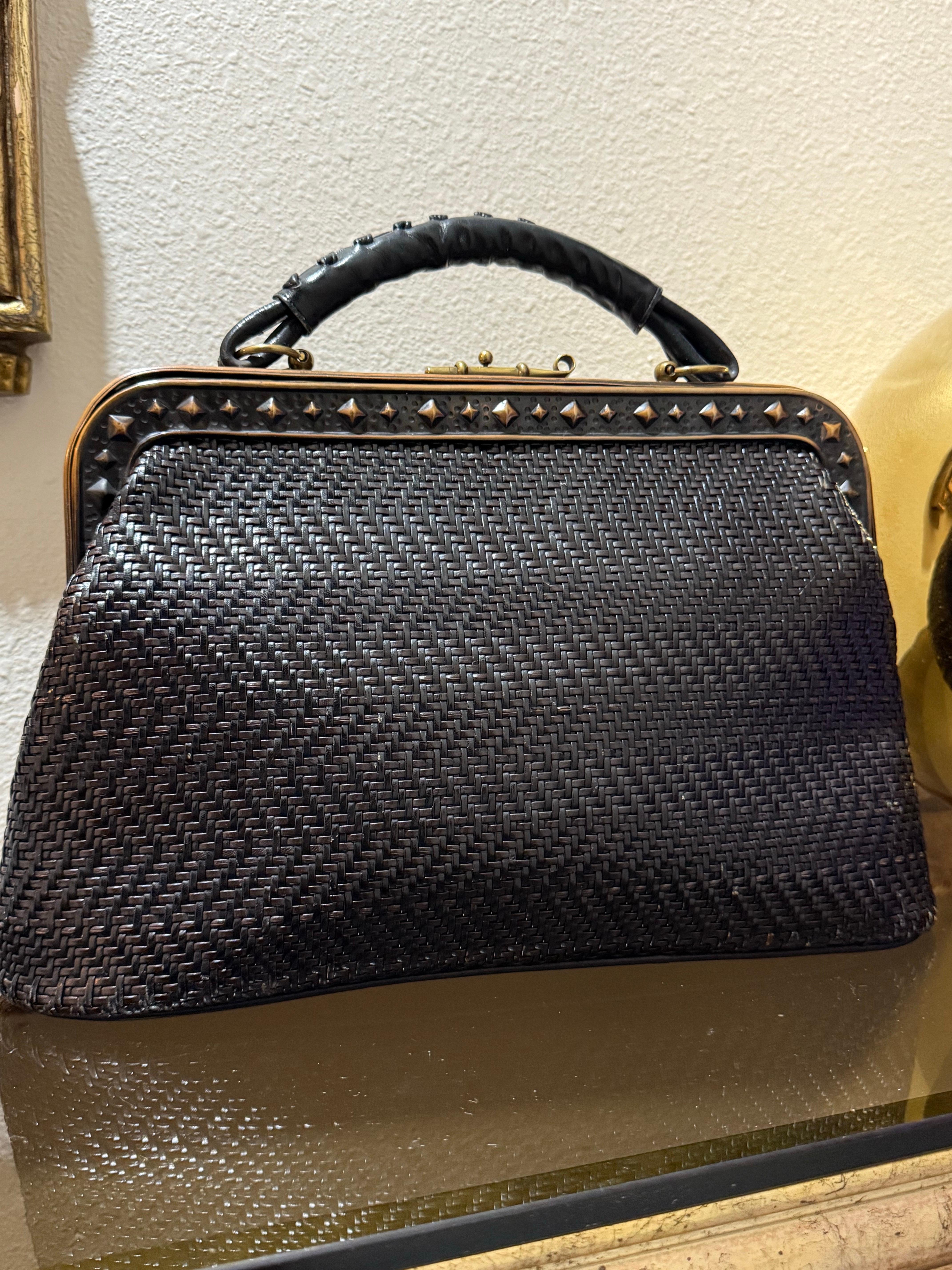 1960 Roberta Di Camerino Sac à main en cuir tressé brun-noir avec cadre clouté en bronze :  Sacoche de médecin modifiée avec une armature en bronze très lourde et pesante, ornée de clous tridimensionnels en forme de pyramide. Poignée en cuir