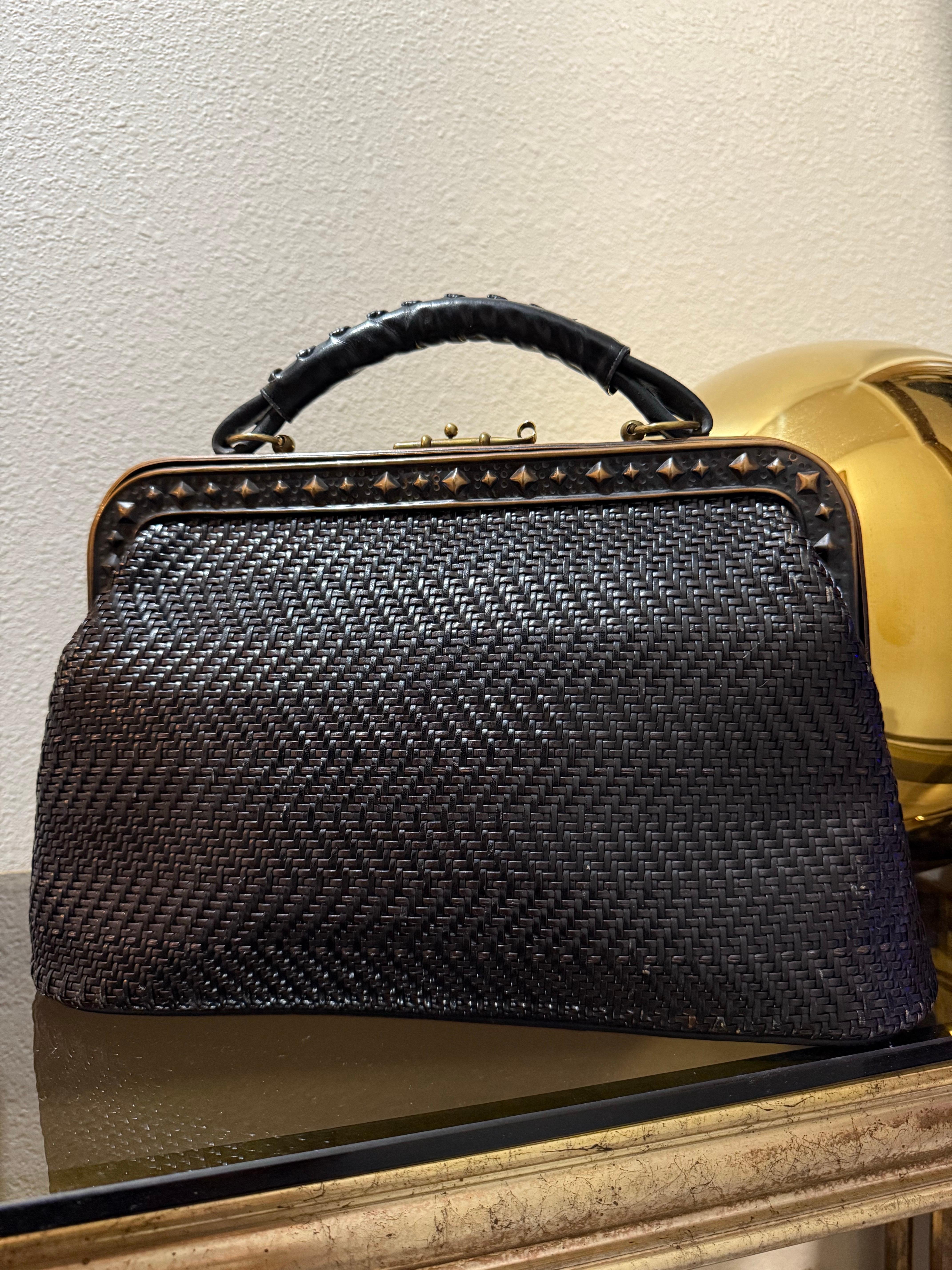 Noir 1960 Roberta Di Camerino Sac à main en cuir tressé brun-noir avec cadre à clous de bronze en vente