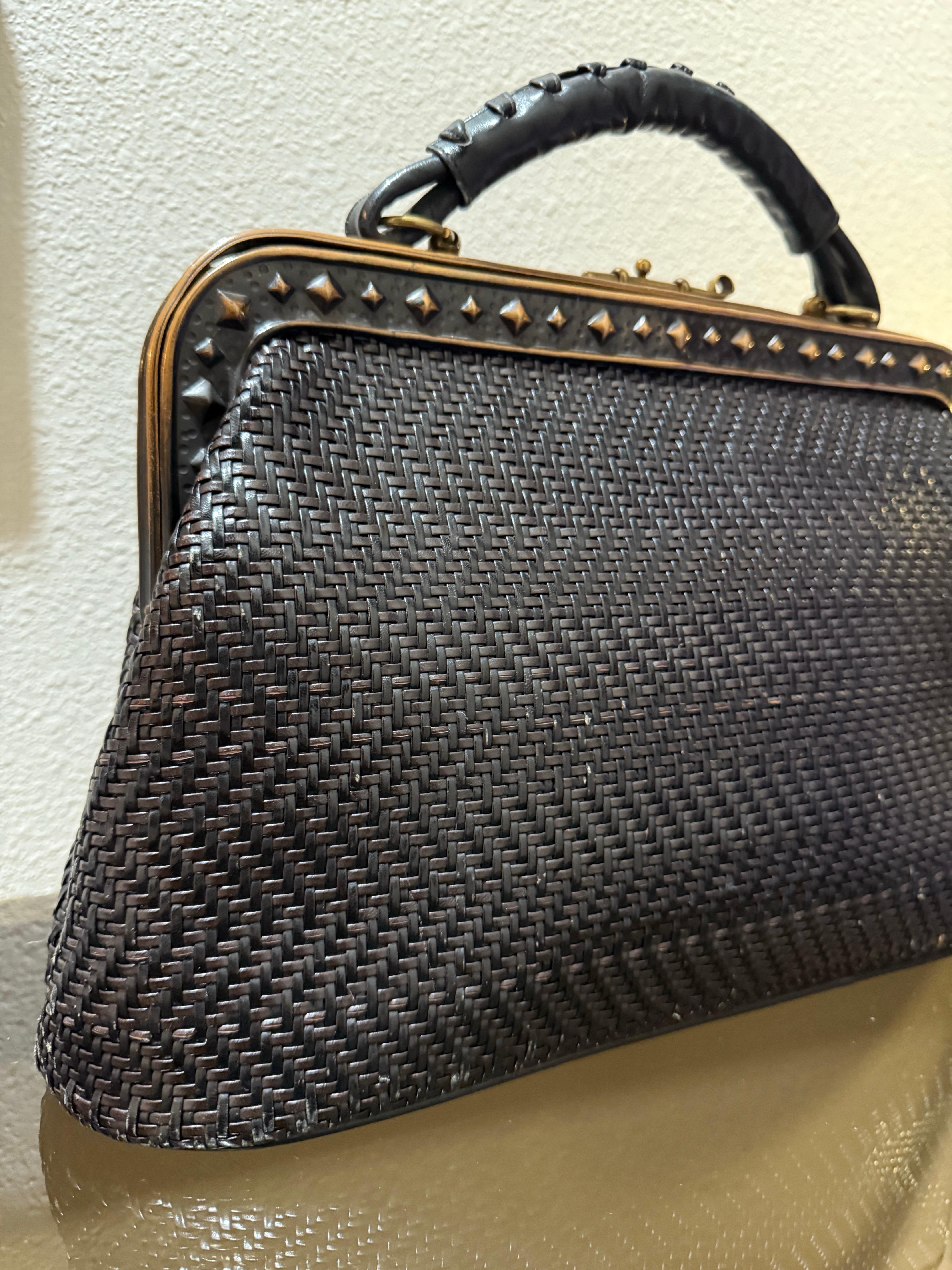 1960 Roberta Di Camerino Sac à main en cuir tressé brun-noir avec cadre à clous de bronze Excellent état - En vente à Gresham, OR