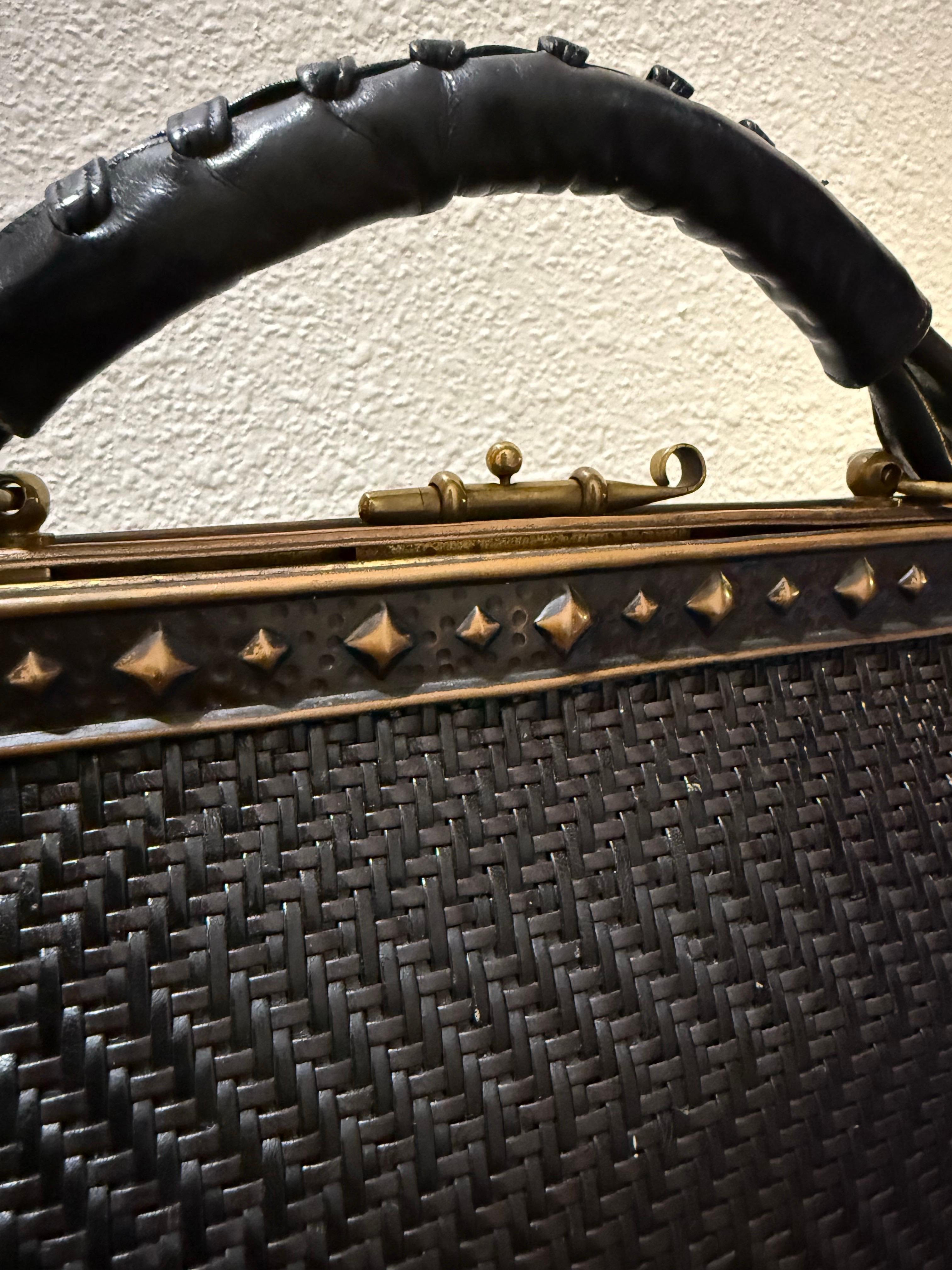 1960 Roberta Di Camerino Sac à main en cuir tressé brun-noir avec cadre à clous de bronze Pour femmes en vente