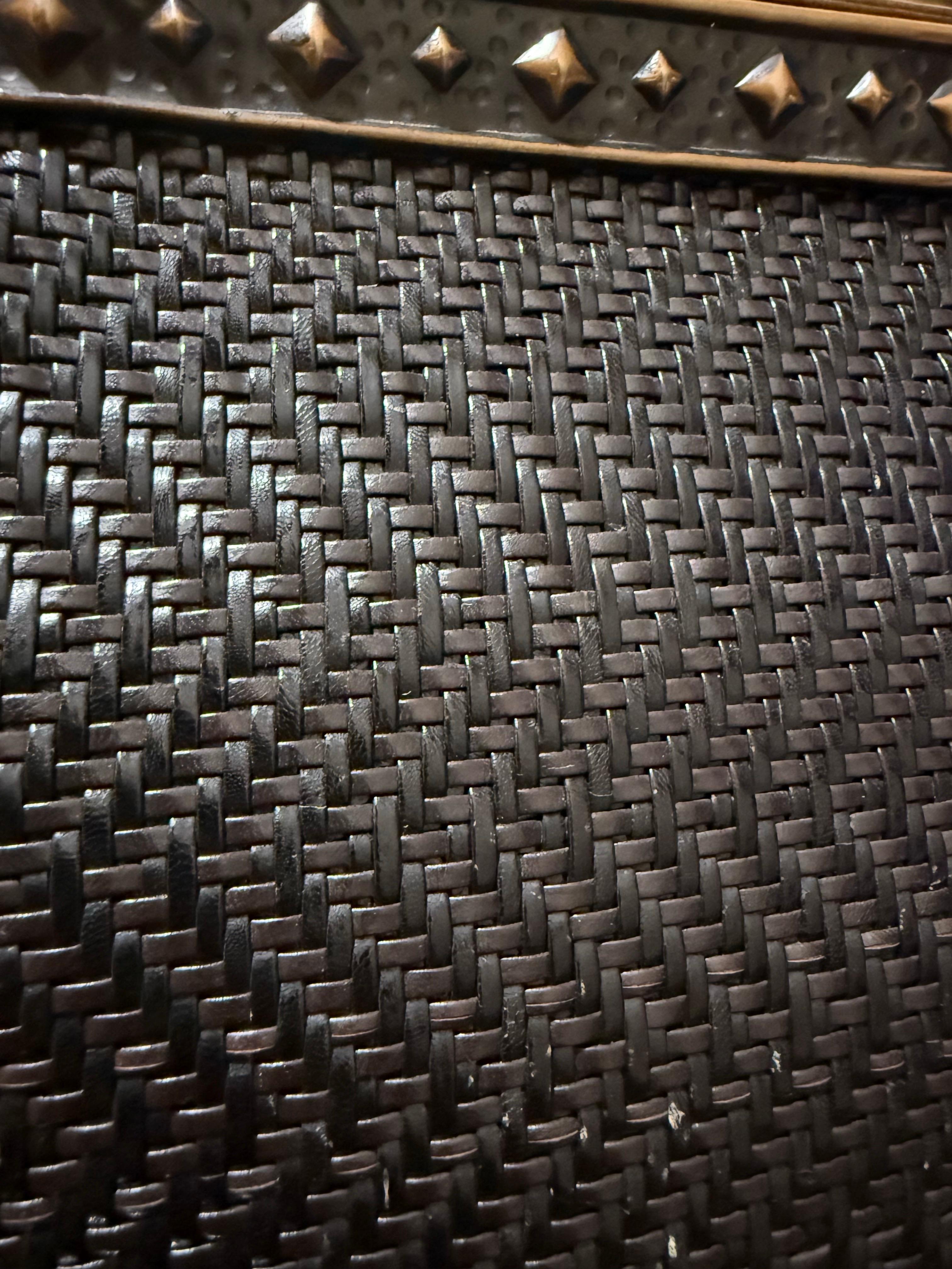 1960 Roberta Di Camerino Sac à main en cuir tressé brun-noir avec cadre à clous de bronze en vente 1