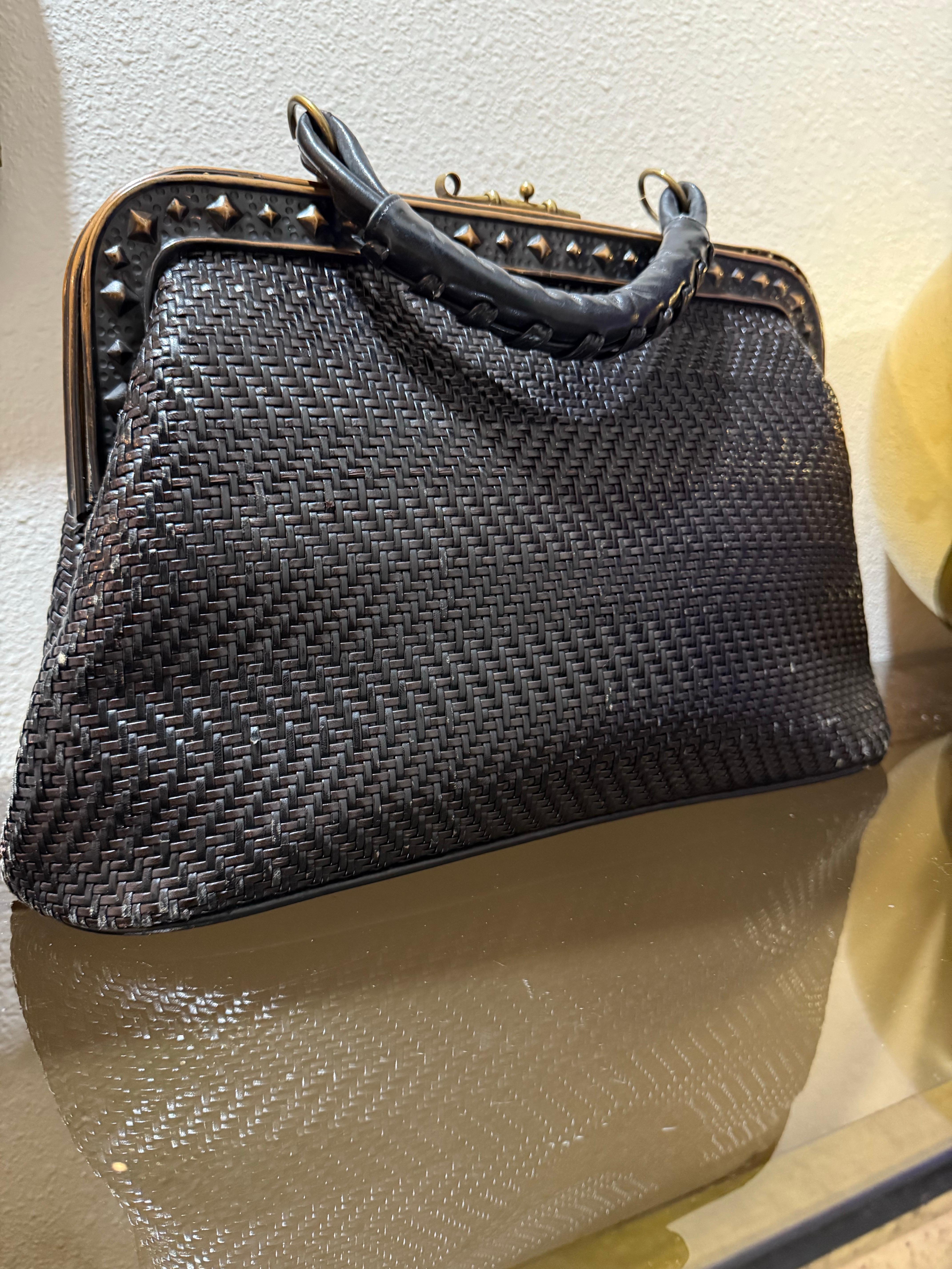 1960 Roberta Di Camerino Sac à main en cuir tressé brun-noir avec cadre à clous de bronze en vente 2