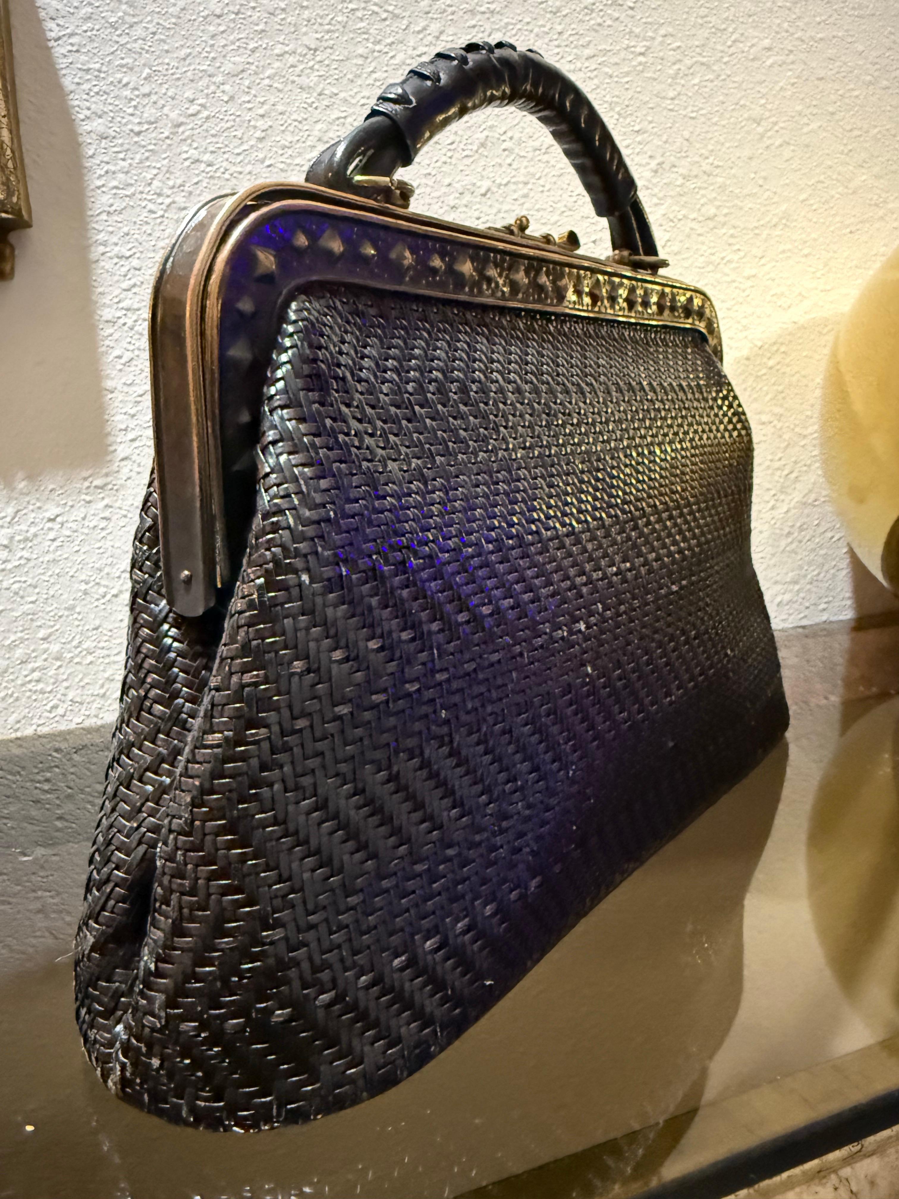 1960 Roberta Di Camerino Sac à main en cuir tressé brun-noir avec cadre à clous de bronze en vente 3
