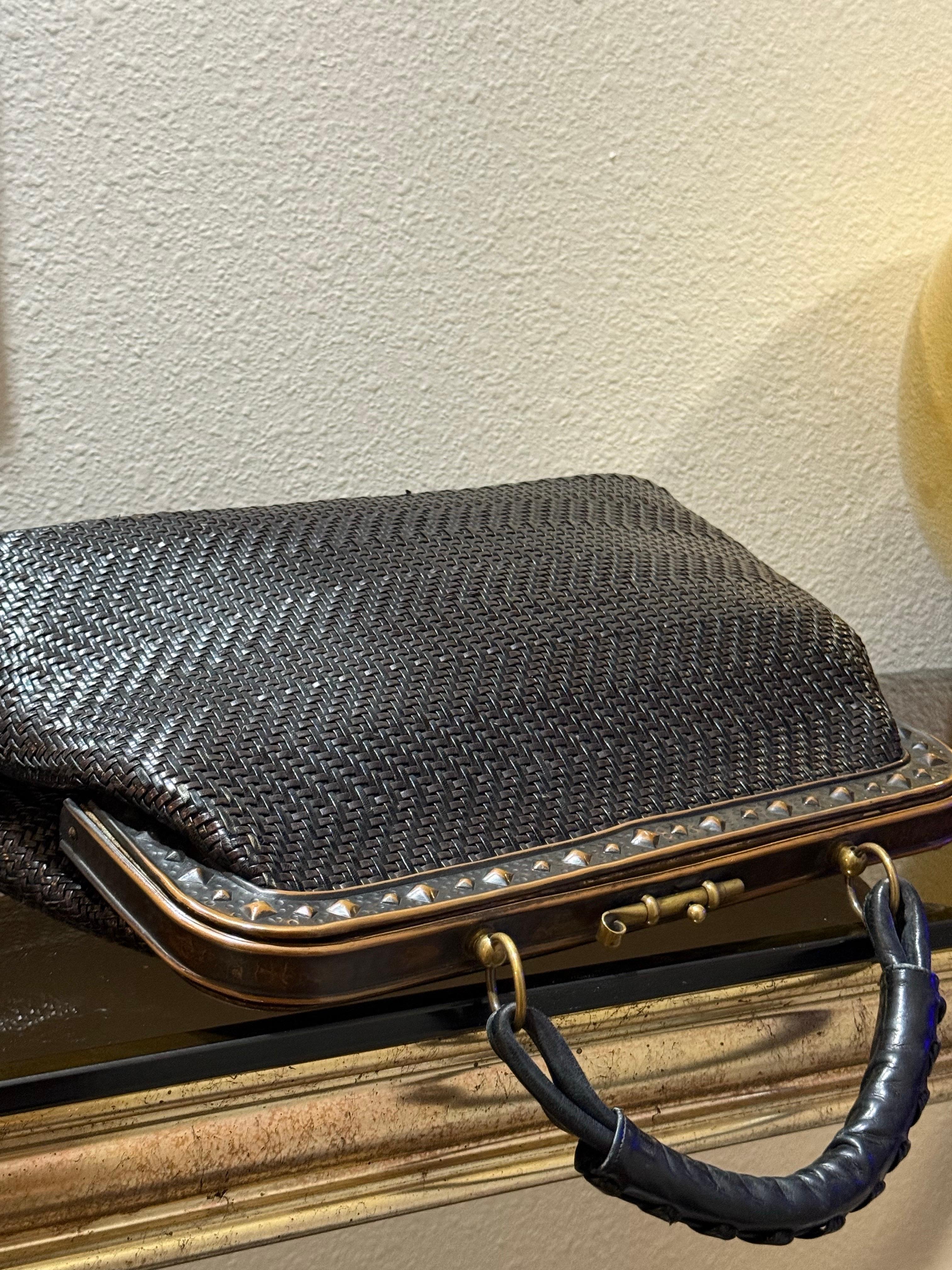 1960 Roberta Di Camerino Sac à main en cuir tressé brun-noir avec cadre à clous de bronze en vente 4