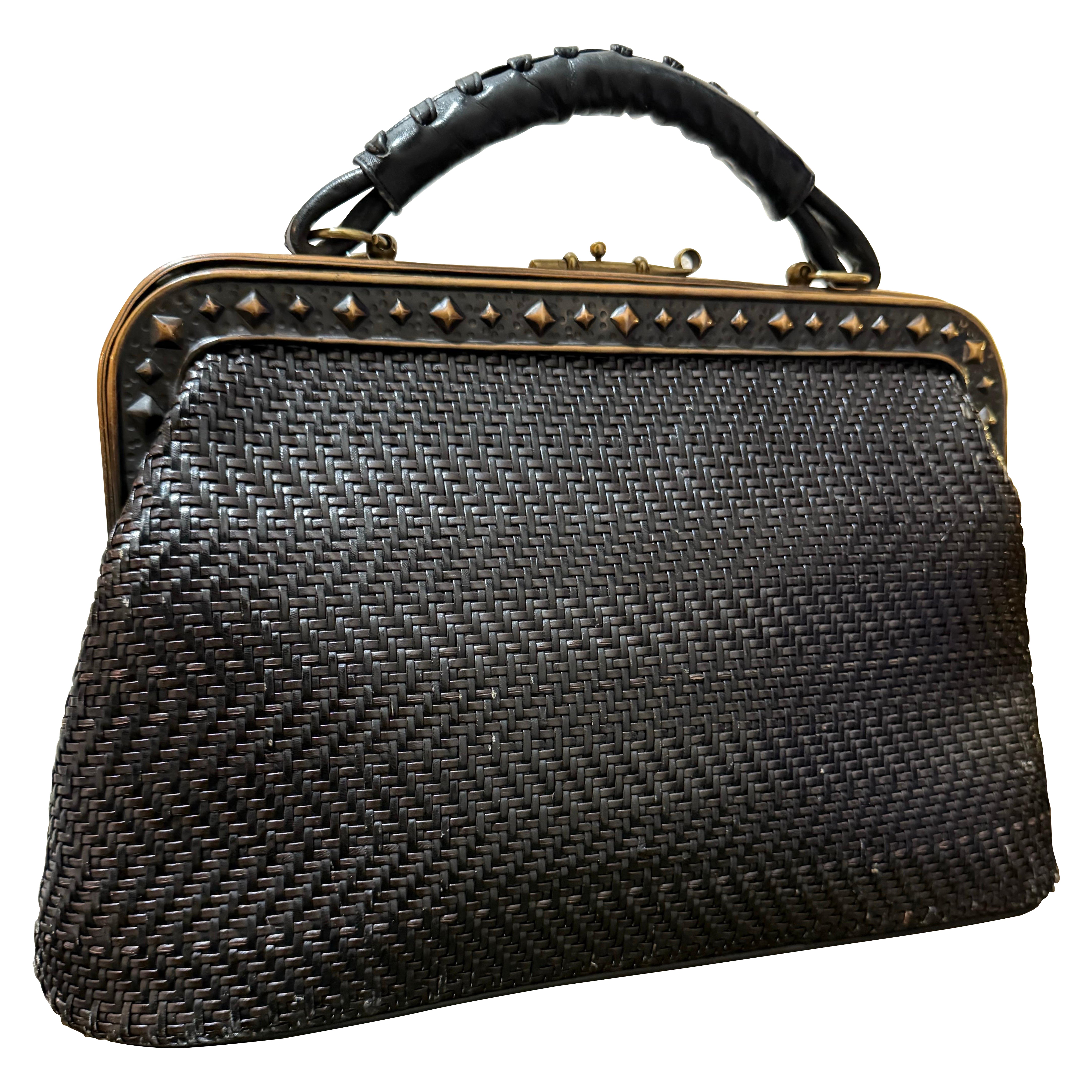 1960 Roberta Di Camerino Sac à main en cuir tressé brun-noir avec cadre à clous de bronze en vente