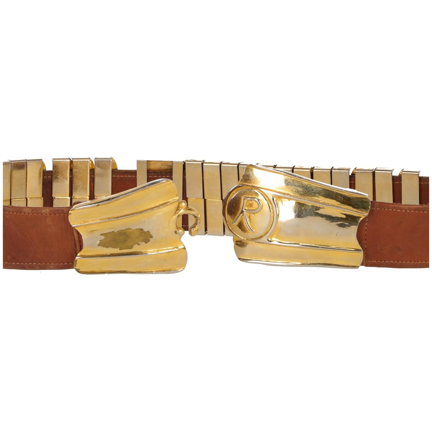 Der stilvolle Gürtel Roberta di Camerino wird in Italien in den 1960er Jahren hergestellt. Der Gürtel aus camelfarbenem/braunem Leder hat eine elegante goldfarbene Metallschnalle mit dem Maison-Logo 