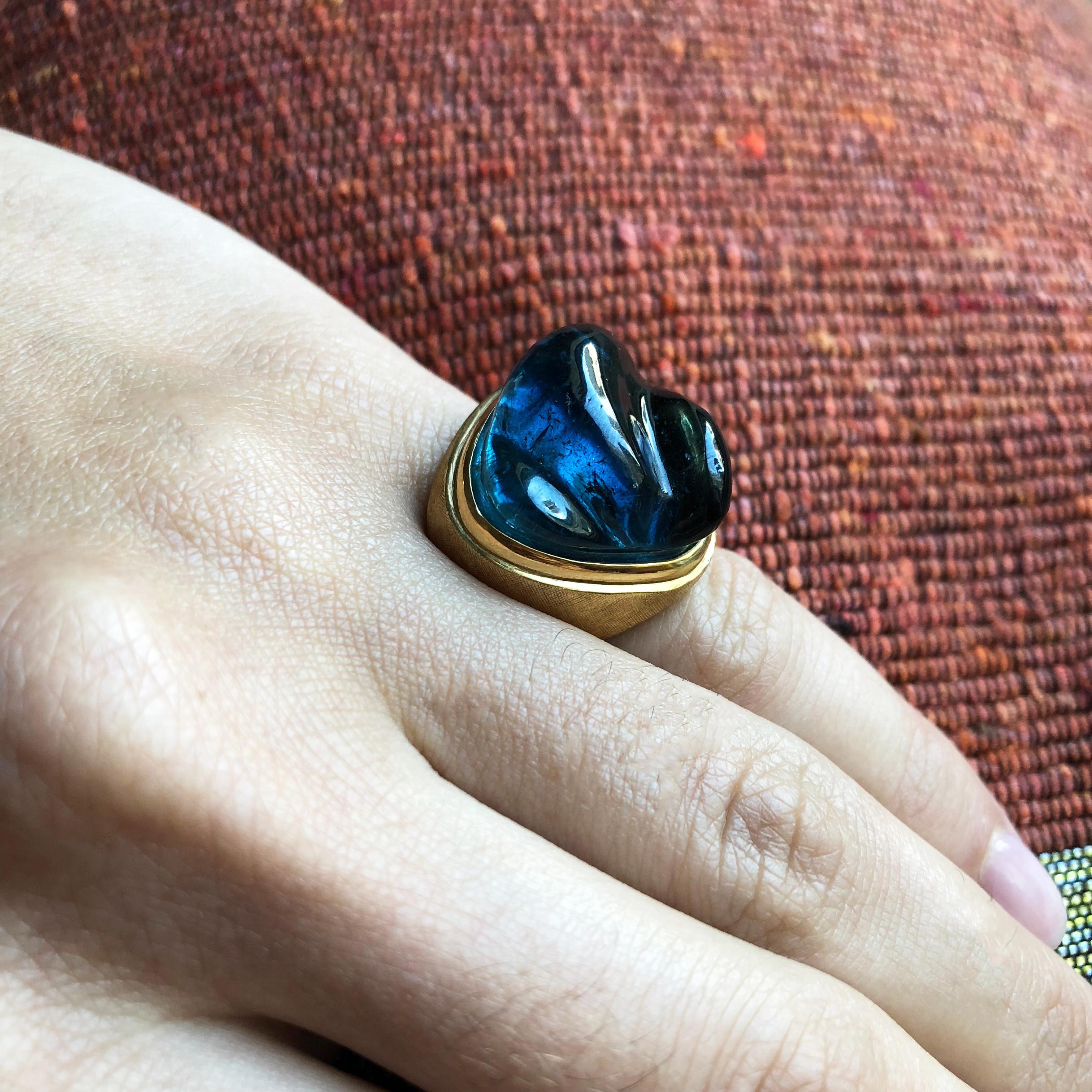 A forma livre carved tourmaline and 18 karat gold ring, by Roberto and Haroldo Burle Marx, c. 1960.

This ring is a size 5 and it is stamped Burle Marx, 750, IND BRAS, GB791.

Roberto and Haroldo Burle Marx were Brazilian brothers who created