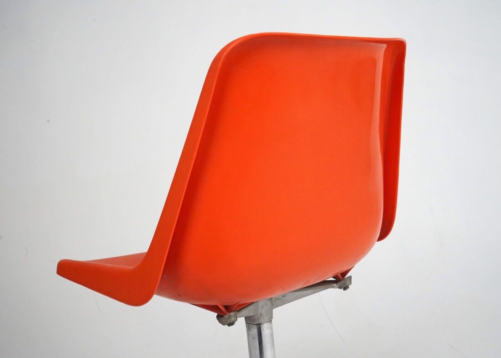 A 1960s orange polypropylene swivel chair on casters.
Designed by Robin Day for Hille.
Very Good vintage condition. 

Condition 
Please do take a careful look at all our pictures and note that these are antique or vintage pieces that will show