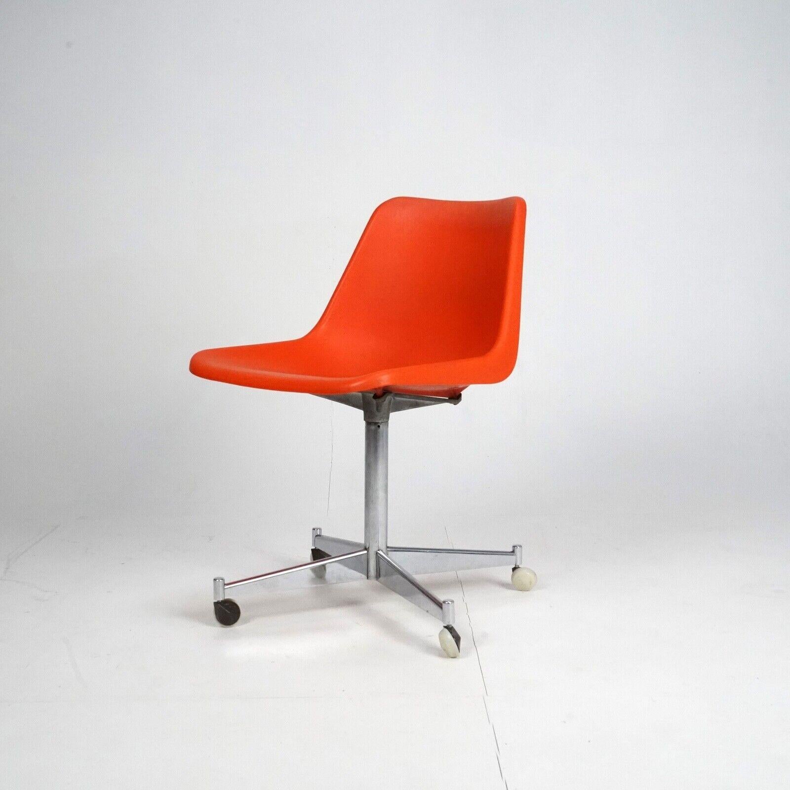 Mid-Century Modern 1960s Robin Day Swivel Chair by Hille