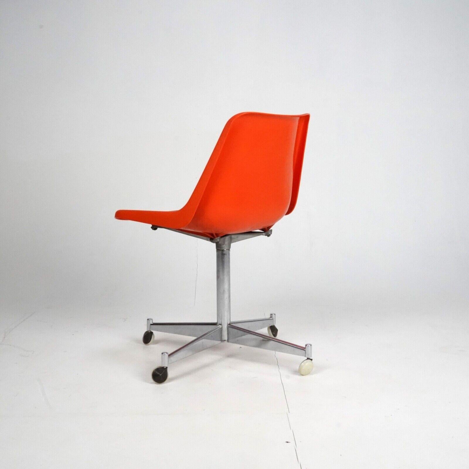 20th Century 1960s Robin Day Swivel Chair by Hille