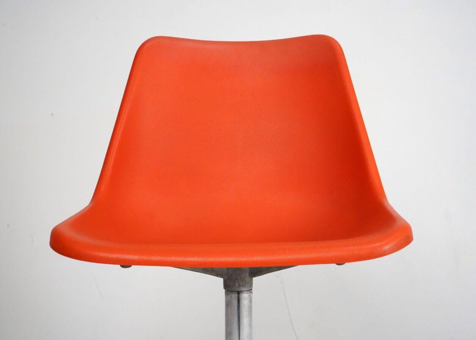 Metal 1960s Robin Day Swivel Chair by Hille