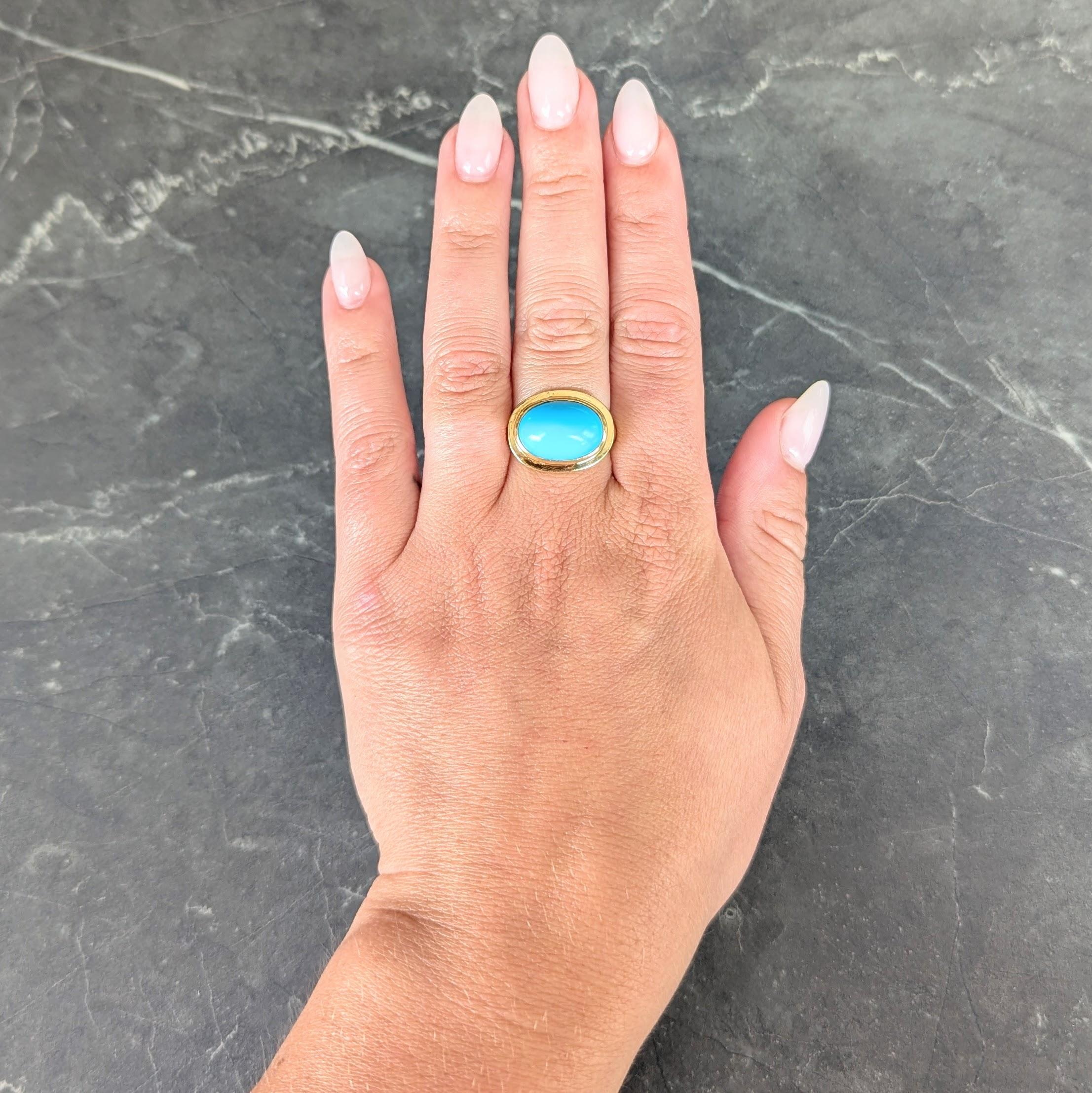 Centré sur un cabochon de turquoise de forme ovale mesurant 11,0 x 15,0 mm
Couleur bleu œuf de merle moyen opaque et vibrant
Lunette sertie d'est en ouest avec contour évasé
Flanqué d'épaules en forme de dôme
Testé comme de l'or 18 carats
Circa :