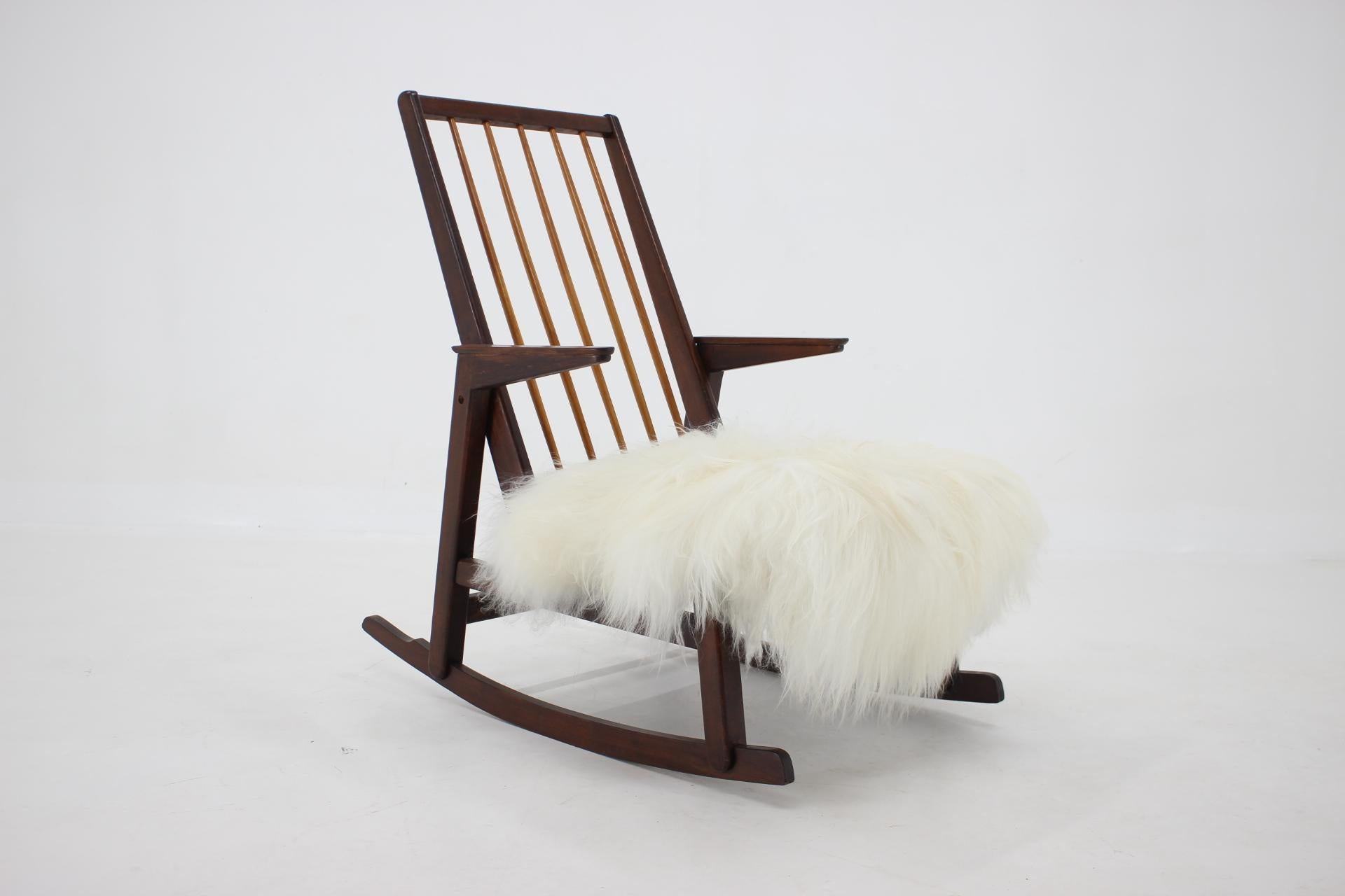- Made of beech and mahogany wood 
- Carefully refurbished 
- The sheepskin is included
- High of seat 41 cm.