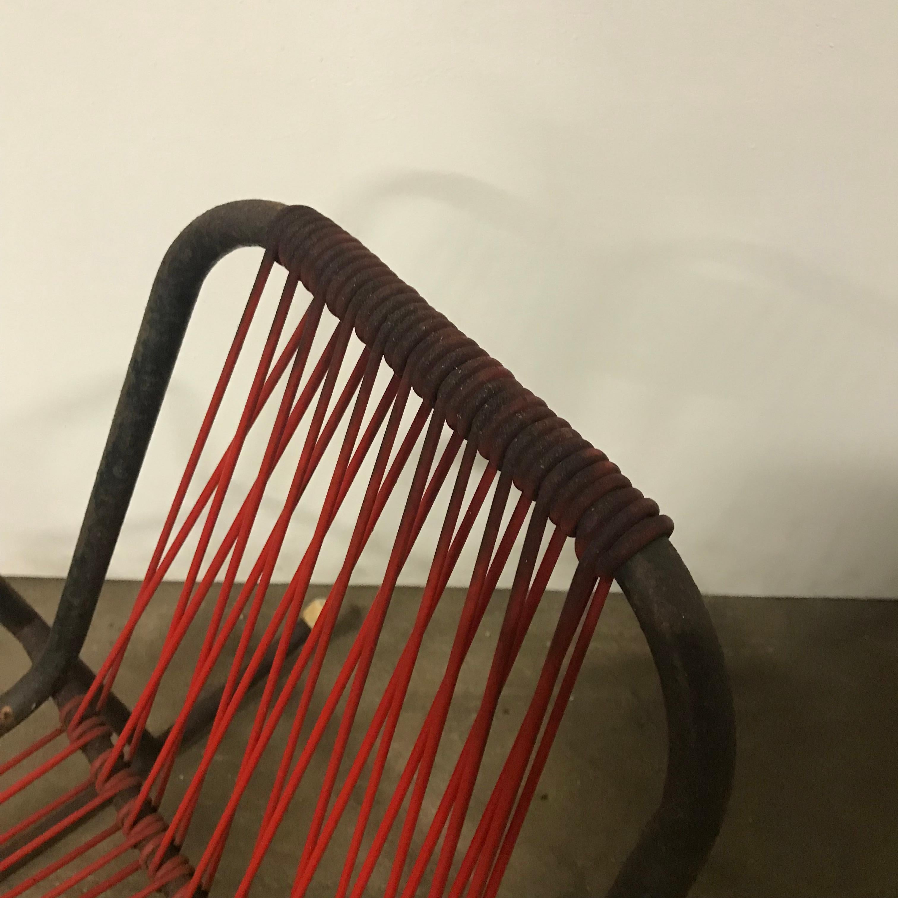 Chaise à bascule des années 1960 en cordes de plastique rouge sur cadre en métal noir en vente 3
