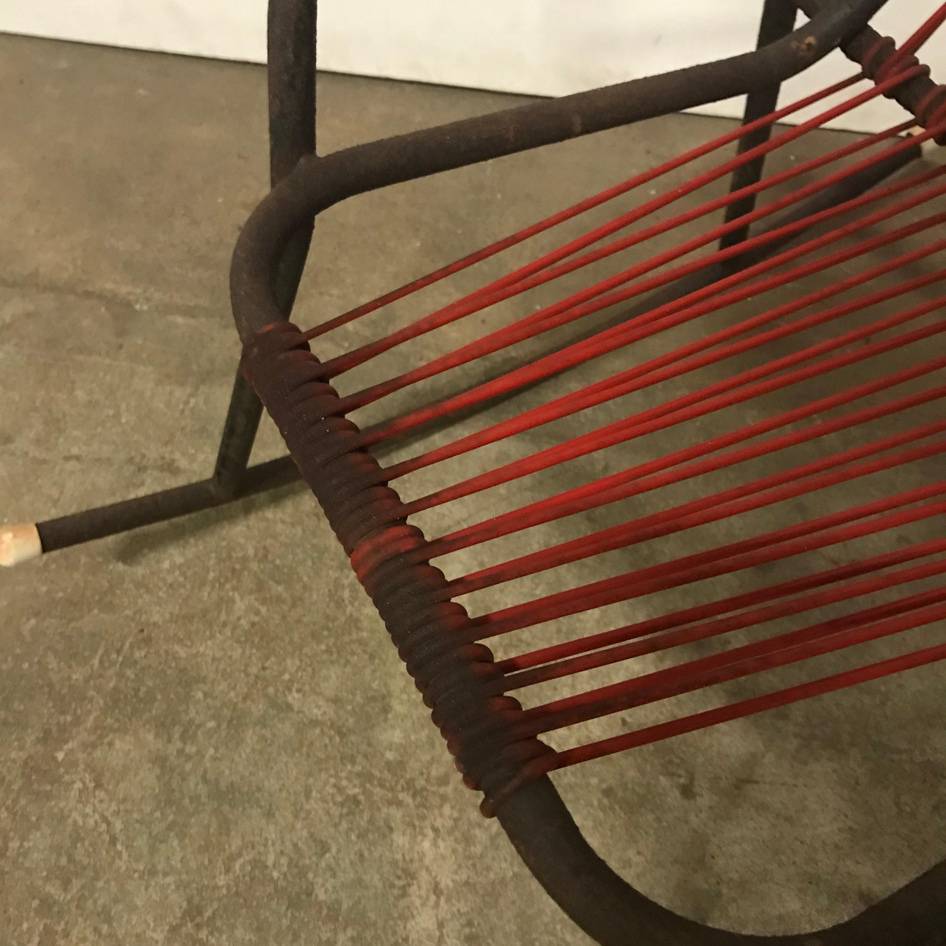 Chaise à bascule des années 1960 en cordes de plastique rouge sur cadre en métal noir en vente 4