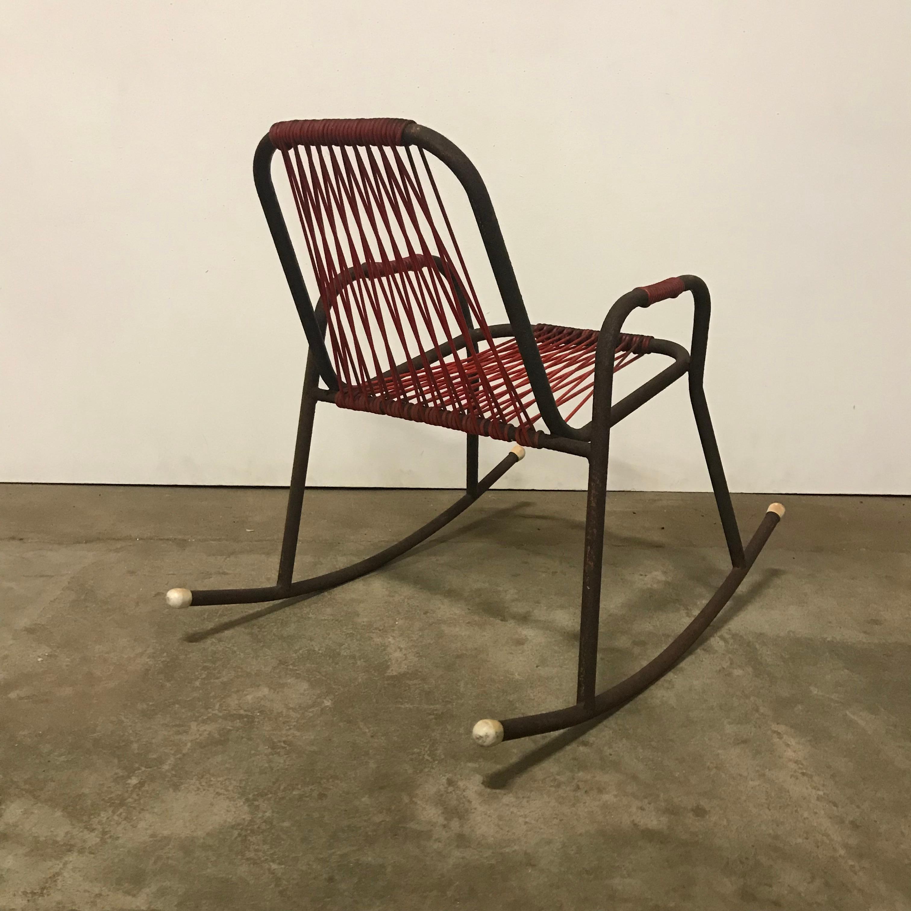 Mid-Century moderno Sedia a dondolo degli anni '60 con corde di plastica rosse e struttura in metallo nero in vendita